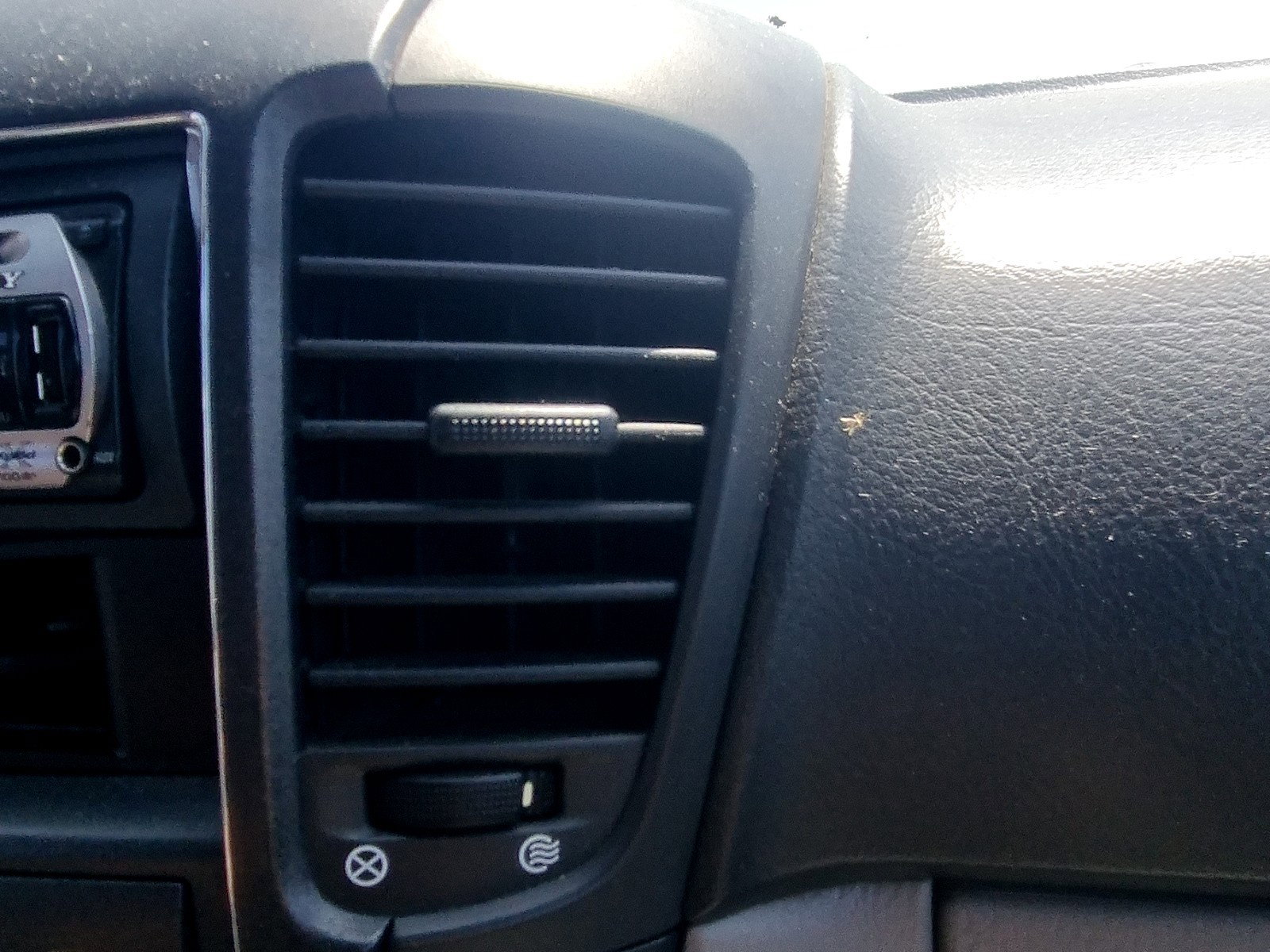 Grila aerisire centrala dreapta KIA Sorento 1 [Fabr 2002-2009] 2.5 CRDI D4CB 125KW / 170CP