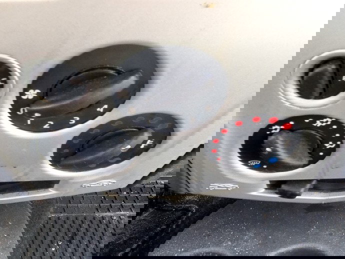 Panou comanda clima Dacia Logan (LS) [Fabr 2004-2012] 1.4 Benz K7J710 55KW / 75CP