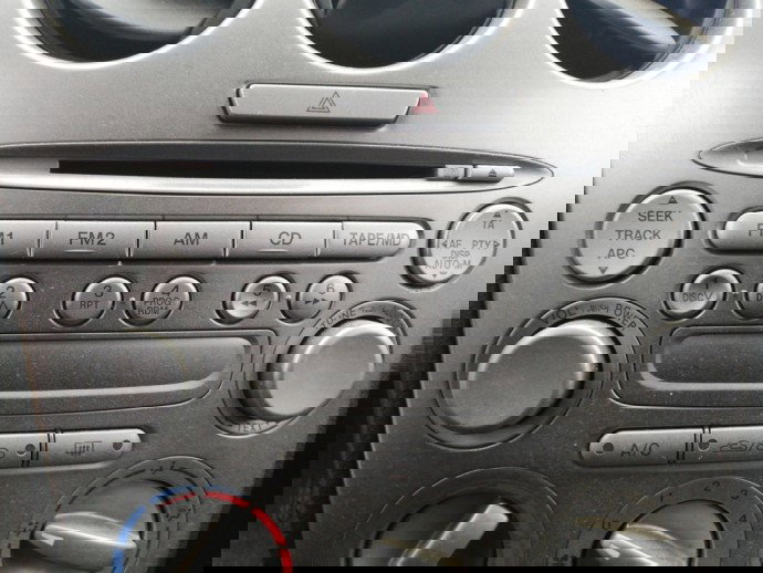 Radio CD Mazda 6 2.0 benz LF17-104 KW OEM 2002-2007