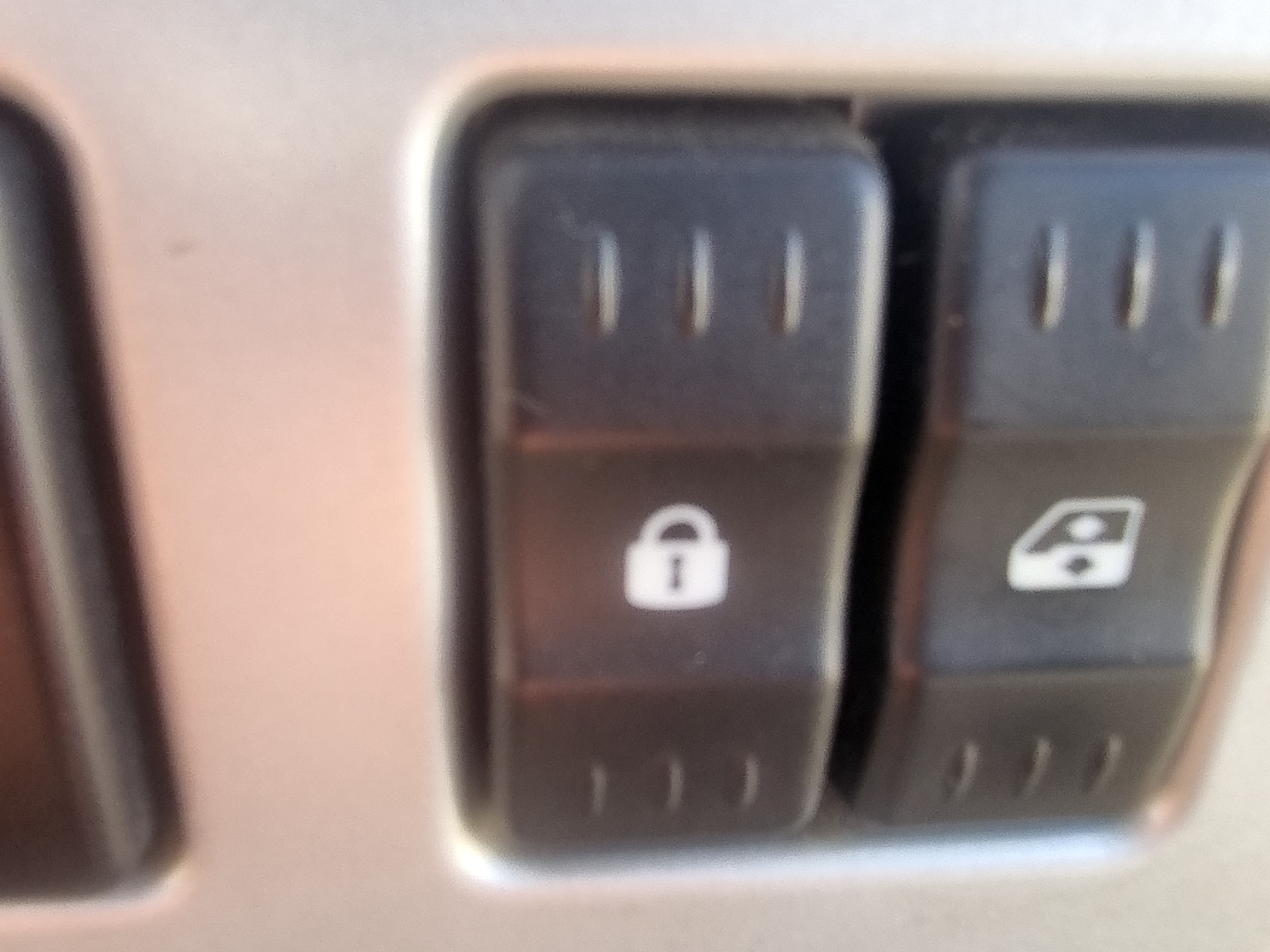 Buton blocare usi Dacia Logan (LS) [Fabr 2004-2012] 1.6 B K7M-F7 64KW / 87CP