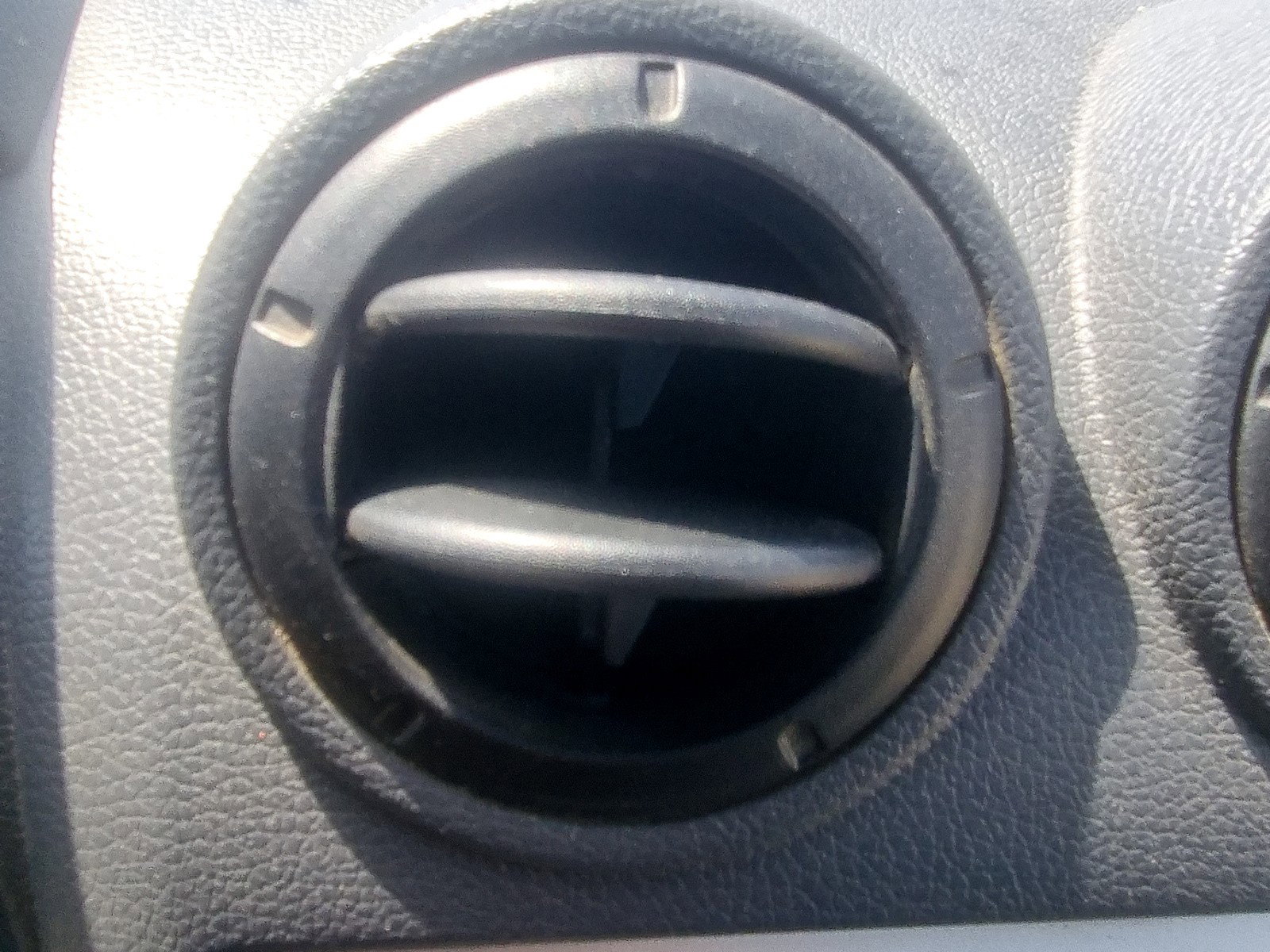 Grila aerisire centrala stanga Dacia Logan (LS) [Fabr 2004-2012] 1.6 B K7M-F7 64KW / 87CP