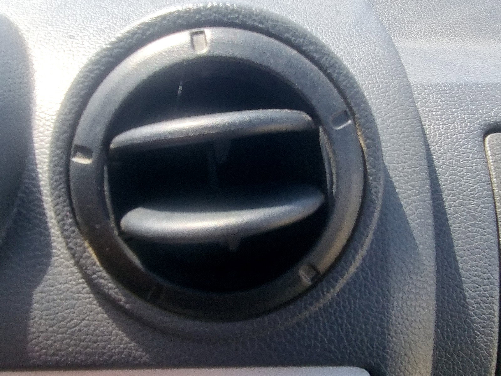 Grila aerisire dreapta Dacia Logan (LS) [Fabr 2004-2012] 1.6 B K7M-F7 64KW / 87CP