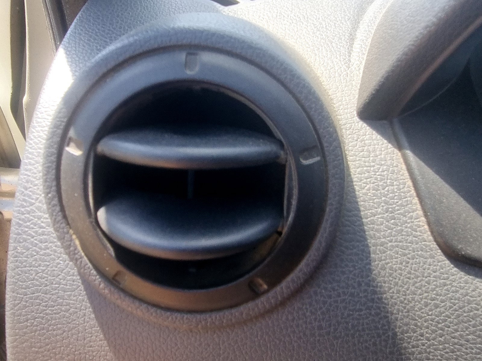 Grila aerisire stanga Dacia Logan (LS) [Fabr 2004-2012] 1.6 B K7M-F7 64KW / 87CP