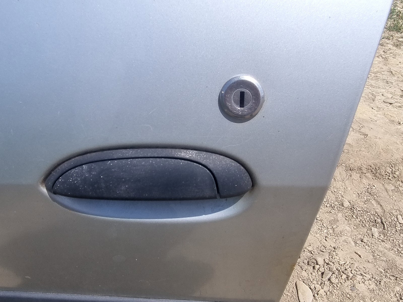 Maner usa stanga fata Dacia Logan (LS) [Fabr 2004-2012] 1.6 B K7M-F7 64KW / 87CP