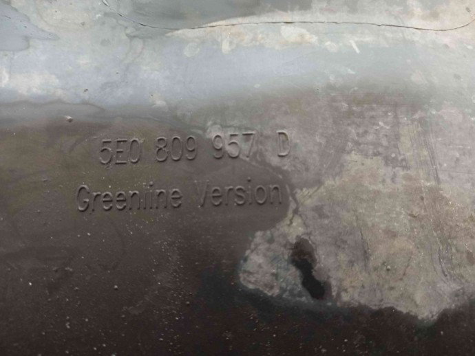 Carenaj roata stanga fata 5E0809957D Skoda Octavia 1.6 CLHA 2012-2022