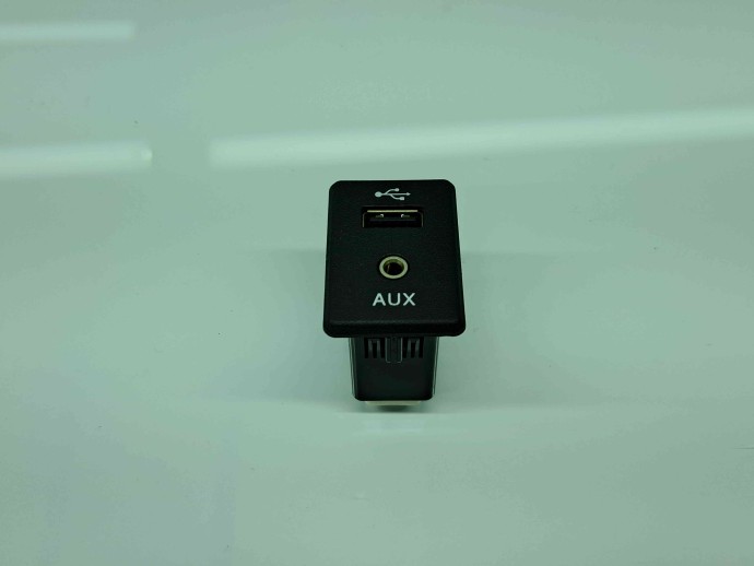  Conector auxiliar USB Nissan X-Trail (T32) [Fabr 2013-prezent] 795405004