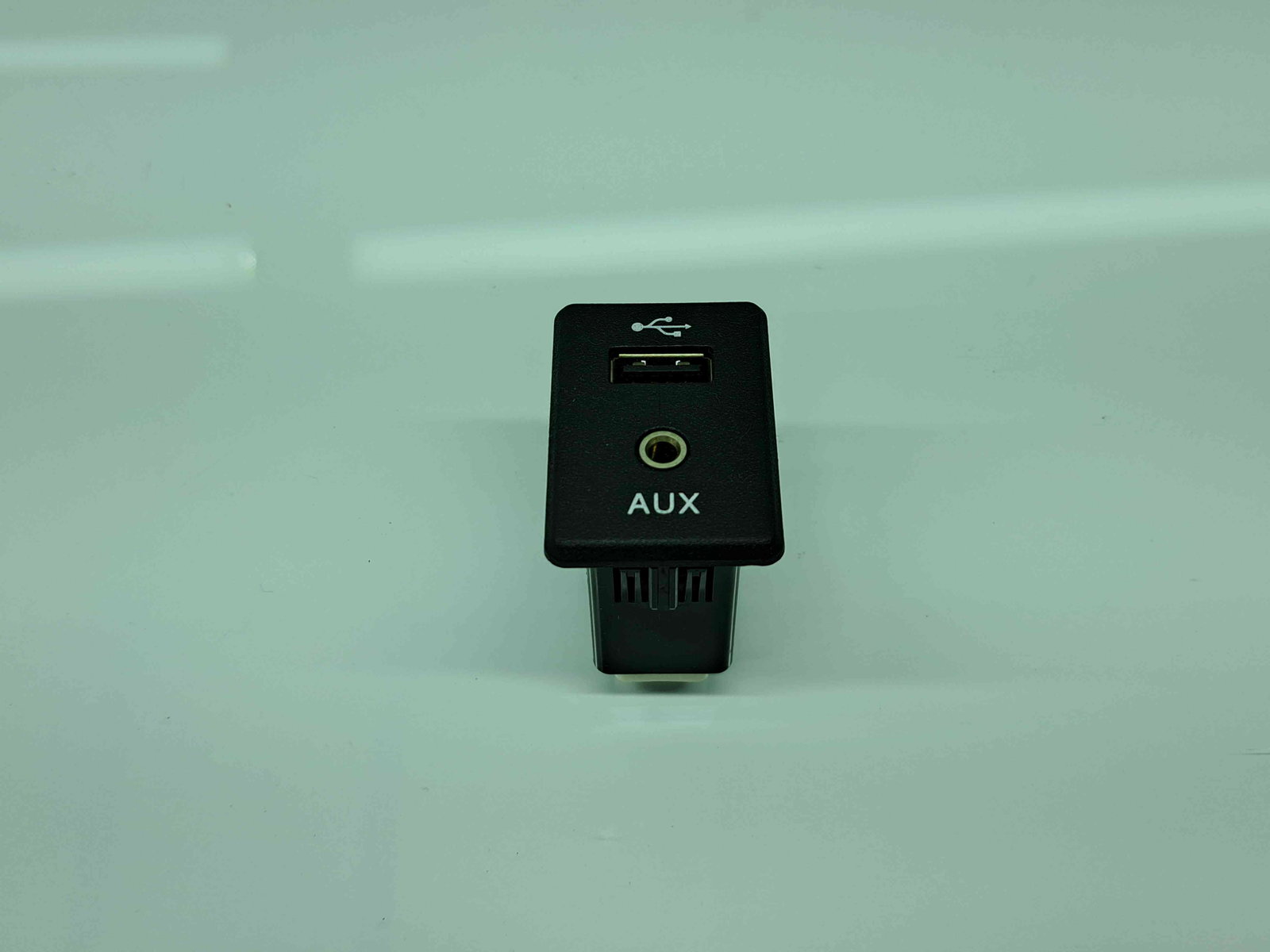 Conector auxiliar USB Nissan X-Trail (T32) [Fabr 2013-prezent] 795405004 - imagine 1