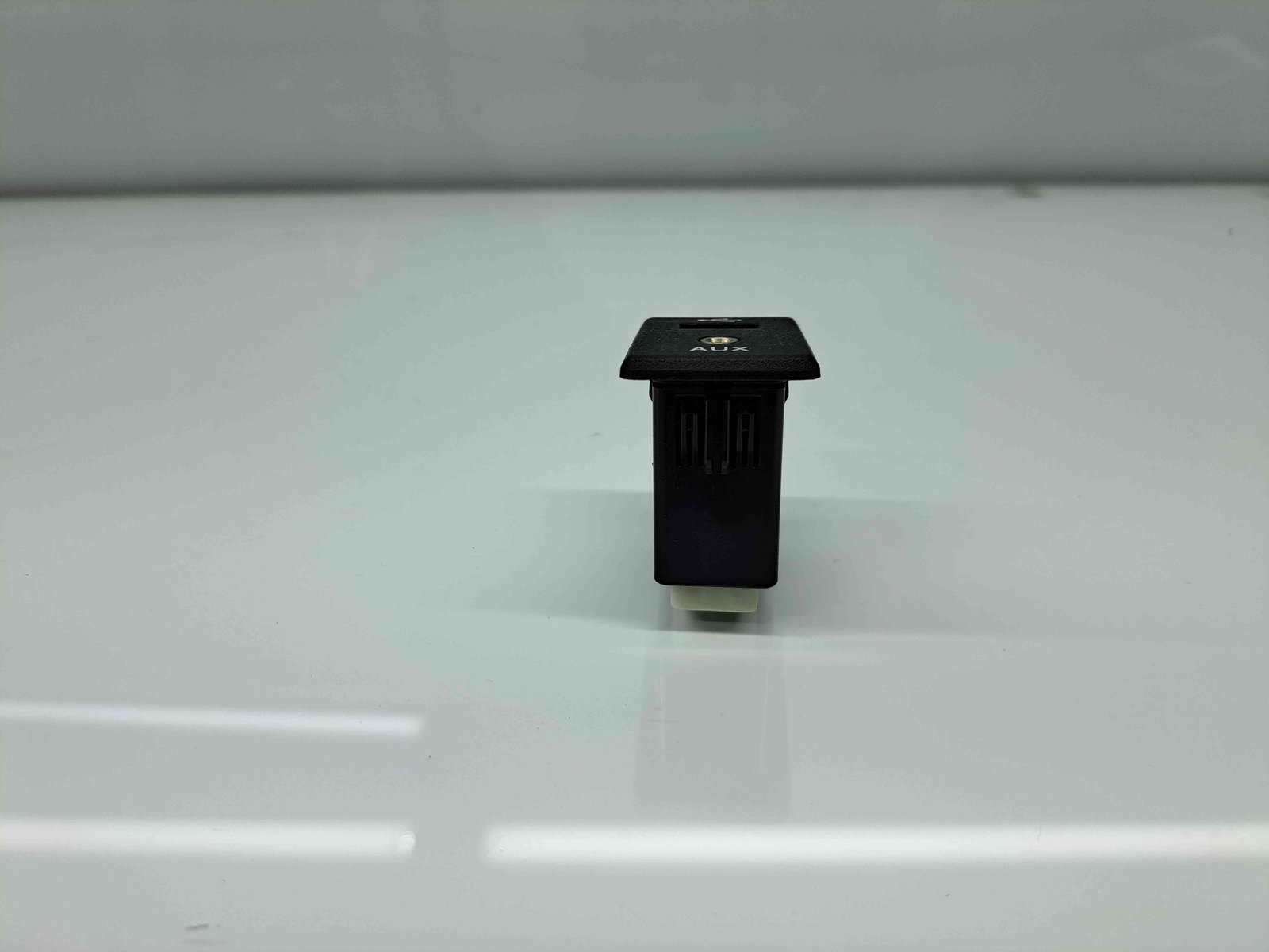 Conector auxiliar USB Nissan X-Trail (T32) [Fabr 2013-prezent] 795405004 - imagine 2