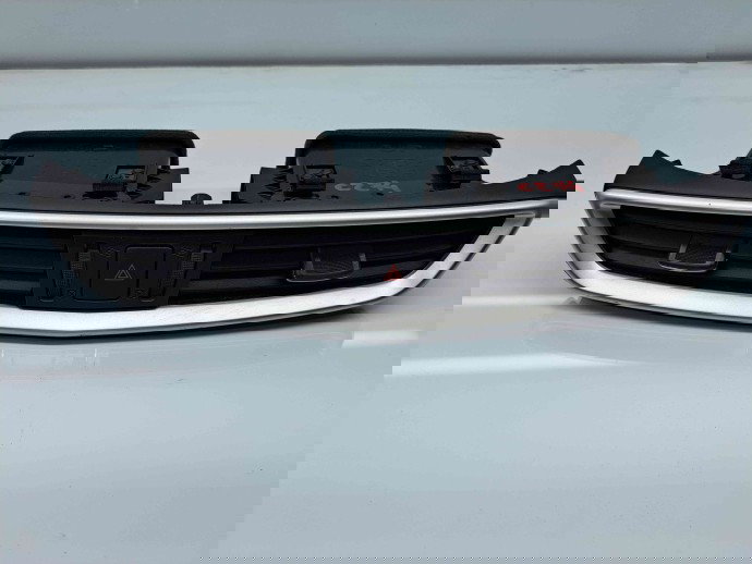  Grila aerisire centrala Nissan X-Trail (T32) [Fabr 2013-prezent] 687505AA0A