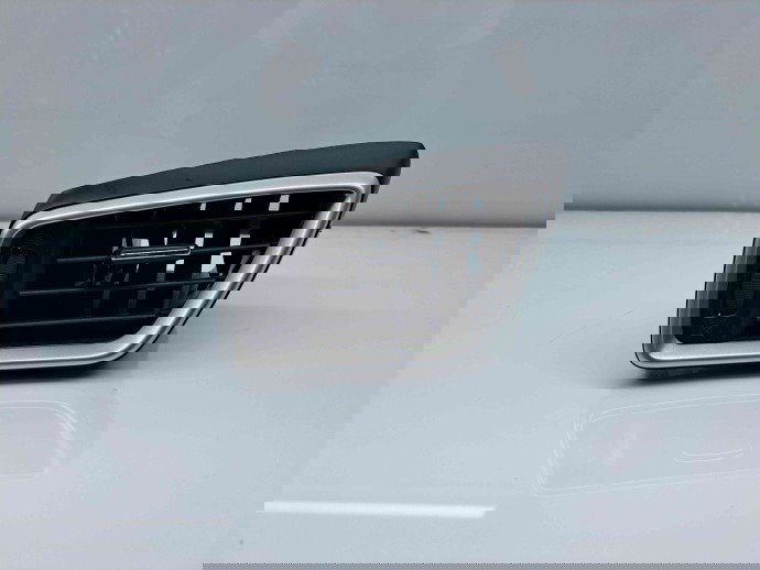  Grila aerisire stanga Nissan X-Trail (T32) [Fabr 2013-prezent] 687614BA0A