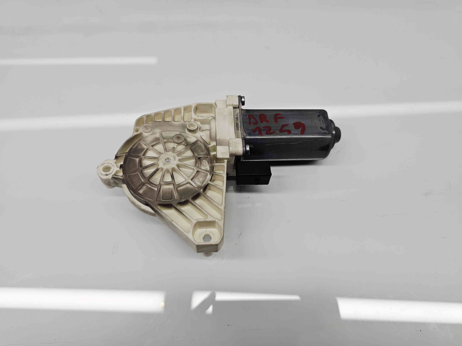 Motoras geam dreapta fata Mercedes Clasa B (W245) [Fabr 2005-2011] A1698204242 - imagine 1