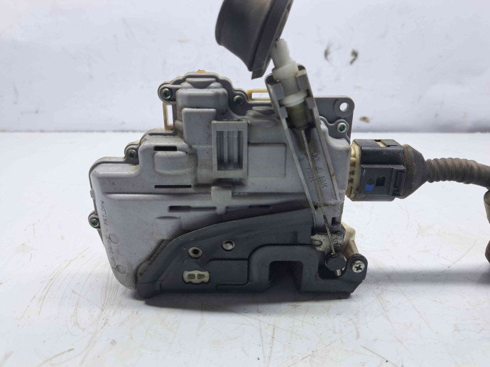 Broasca usa stanga fata Audi A6 (4F2, C6) [Fabr 2004-2010] 4F1837015