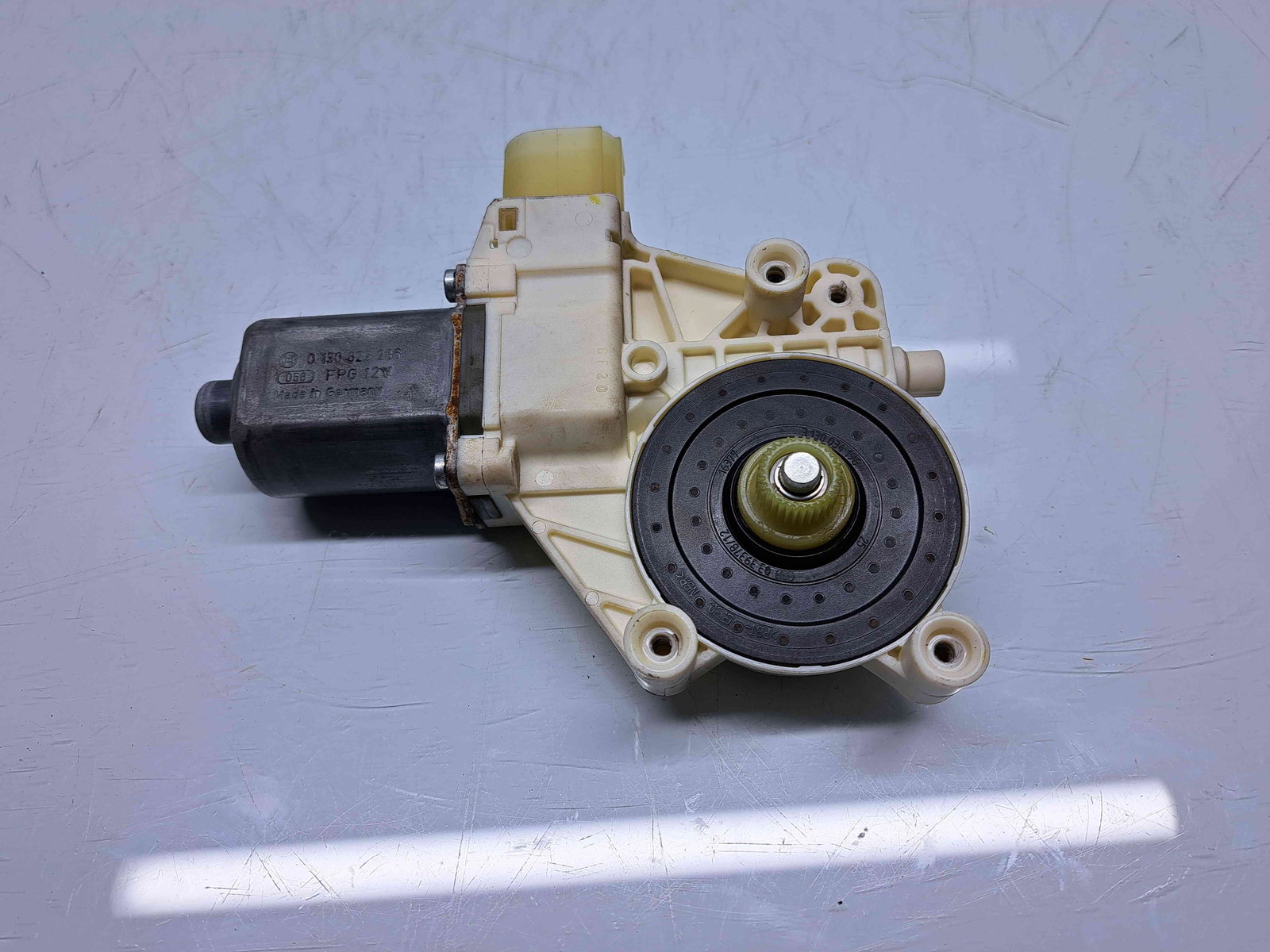 Motoras geam stanga spate Ford Mondeo 4 Sedan Facelift [Fabr 2007-2015] 6M2114553B - imagine 2