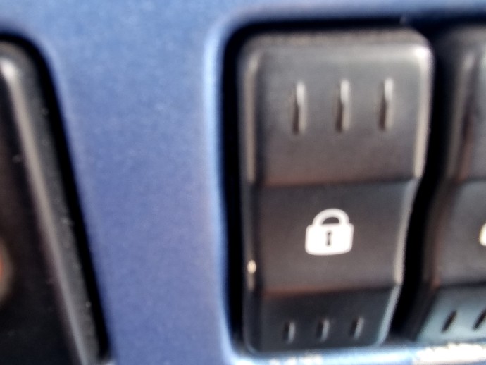 Buton blocare usi Dacia Logan MCV (KS) [Fabr 2007-2012] 1.6 Benz K7M710 64KW / 87CP