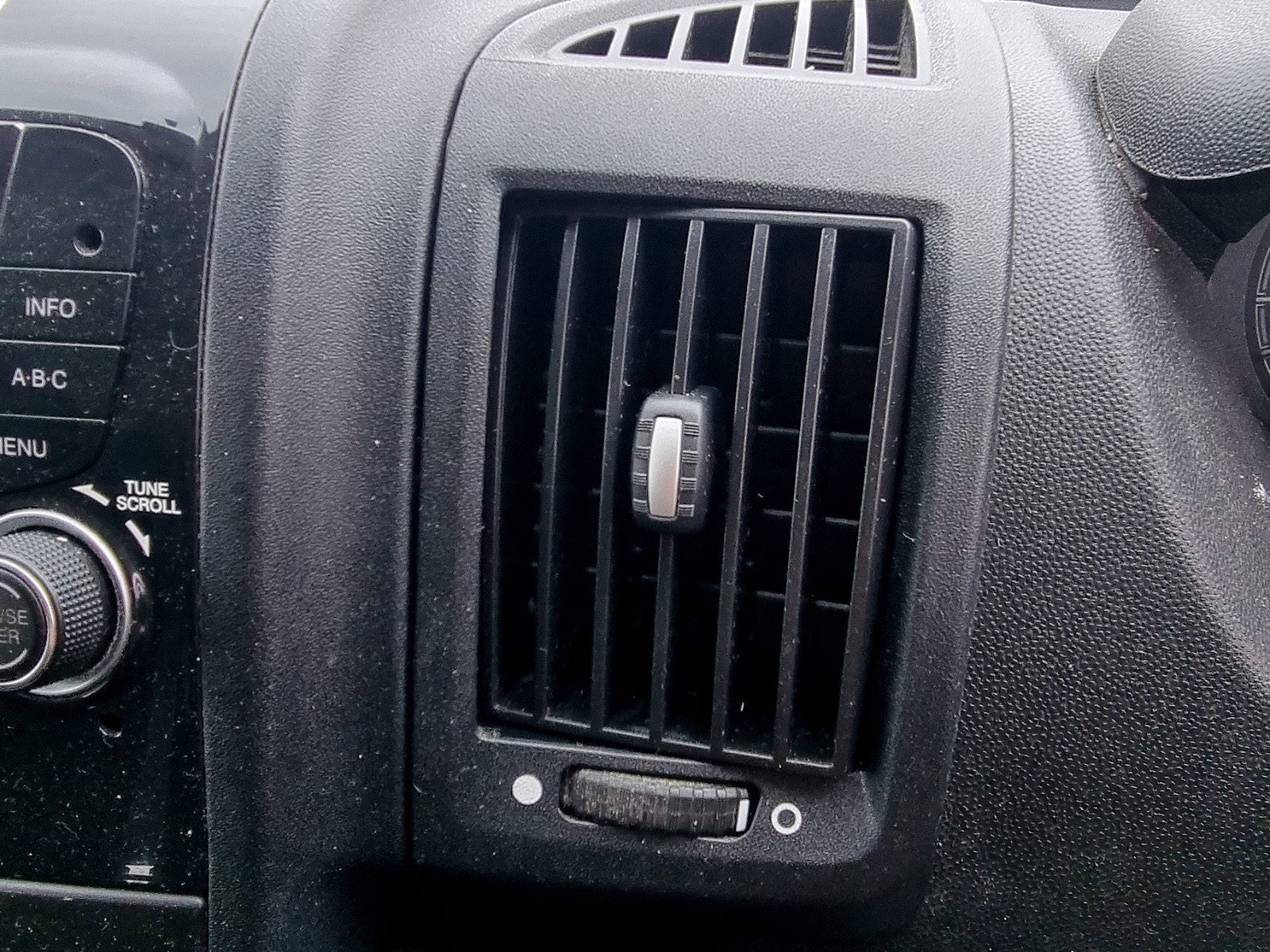 Grila aerisire centrala dreapta PEUGEOT Boxer [Fabr 2006-prezent] 2.2 HDI 4HU 81KW / 110CP