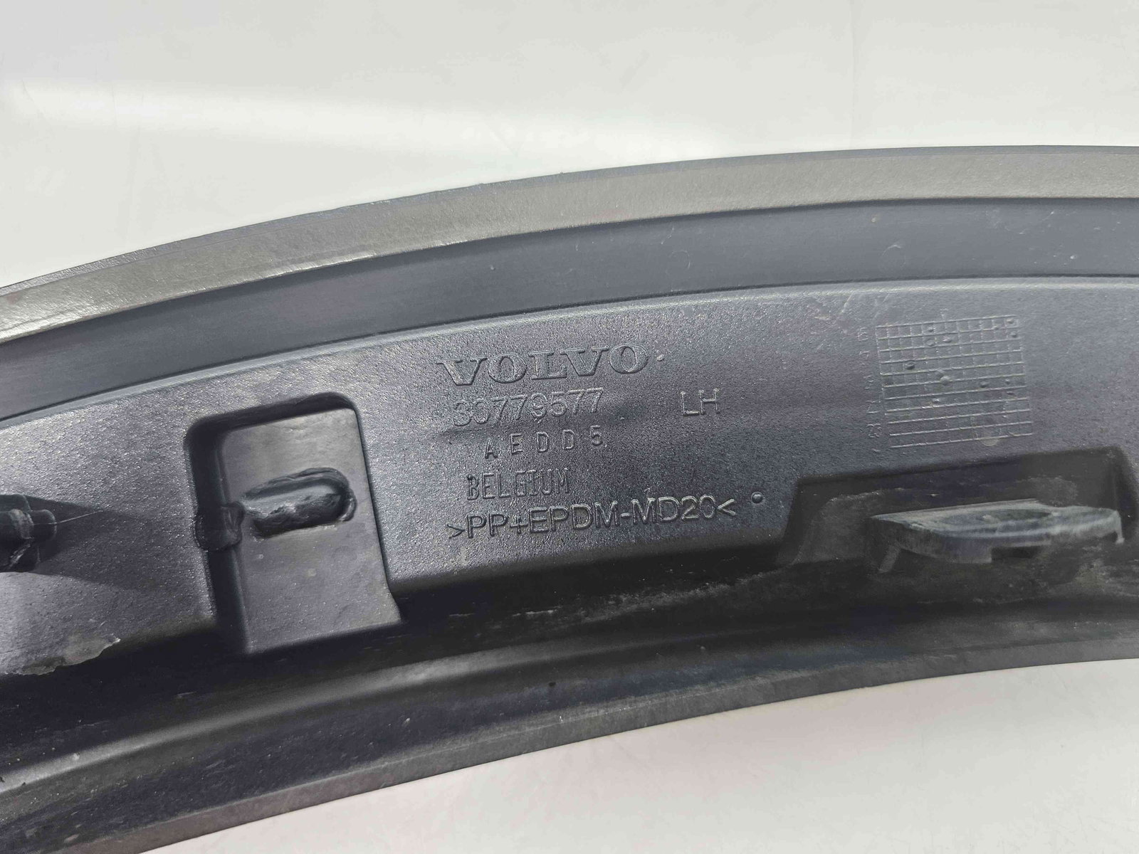 Ornament aripa stanga fata Volvo XC90 [Fabr 2002-2014] 30779577 - imagine 3