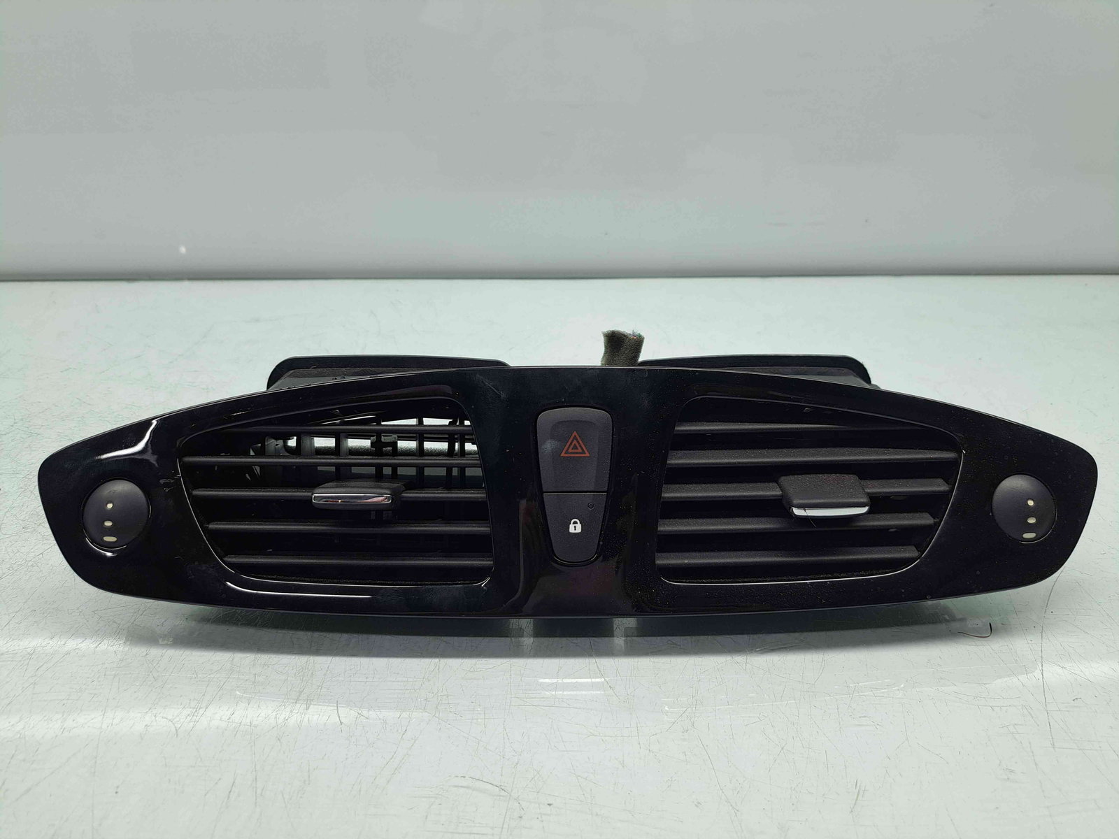 Grila aerisire centrala Renault Scenic 3 (J95) Facelift [Fabr 2009-2015] 682600031R - imagine 1