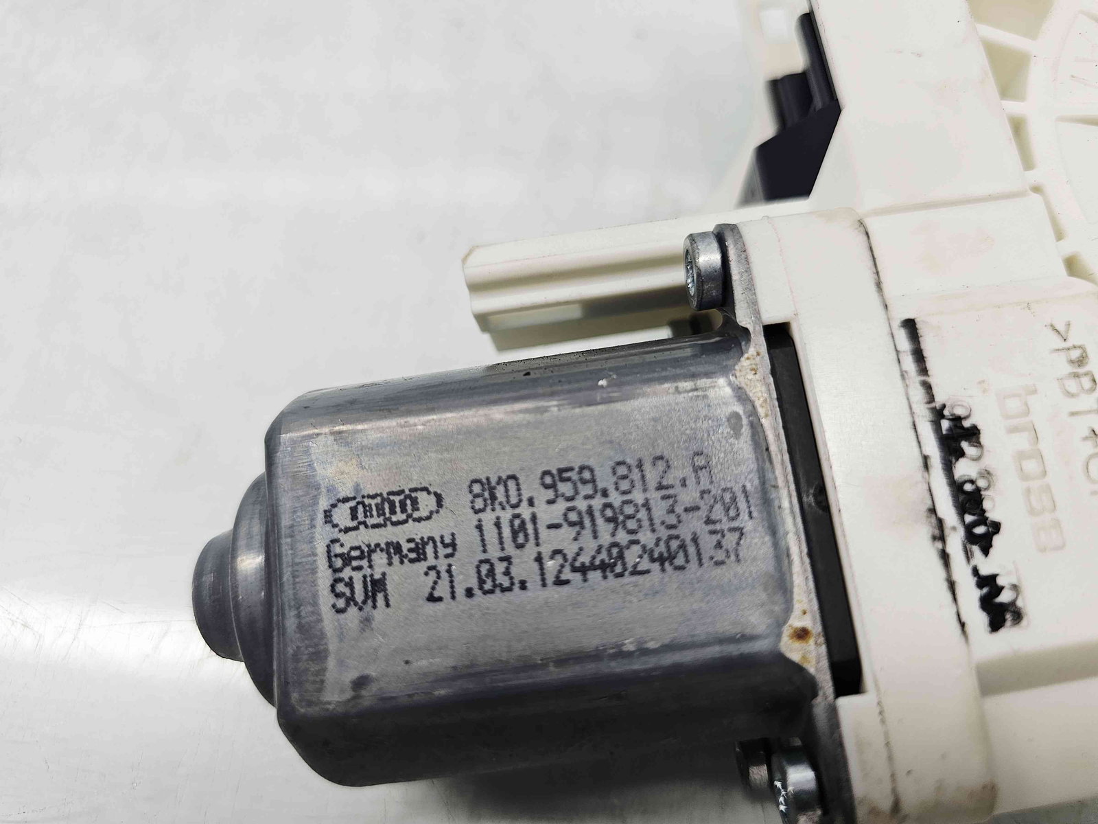 Motoras geam dreapta spate Audi A4 (8K2, B8.5) Facelift [Fabr 2008-2015] 8K0959812A - imagine 4