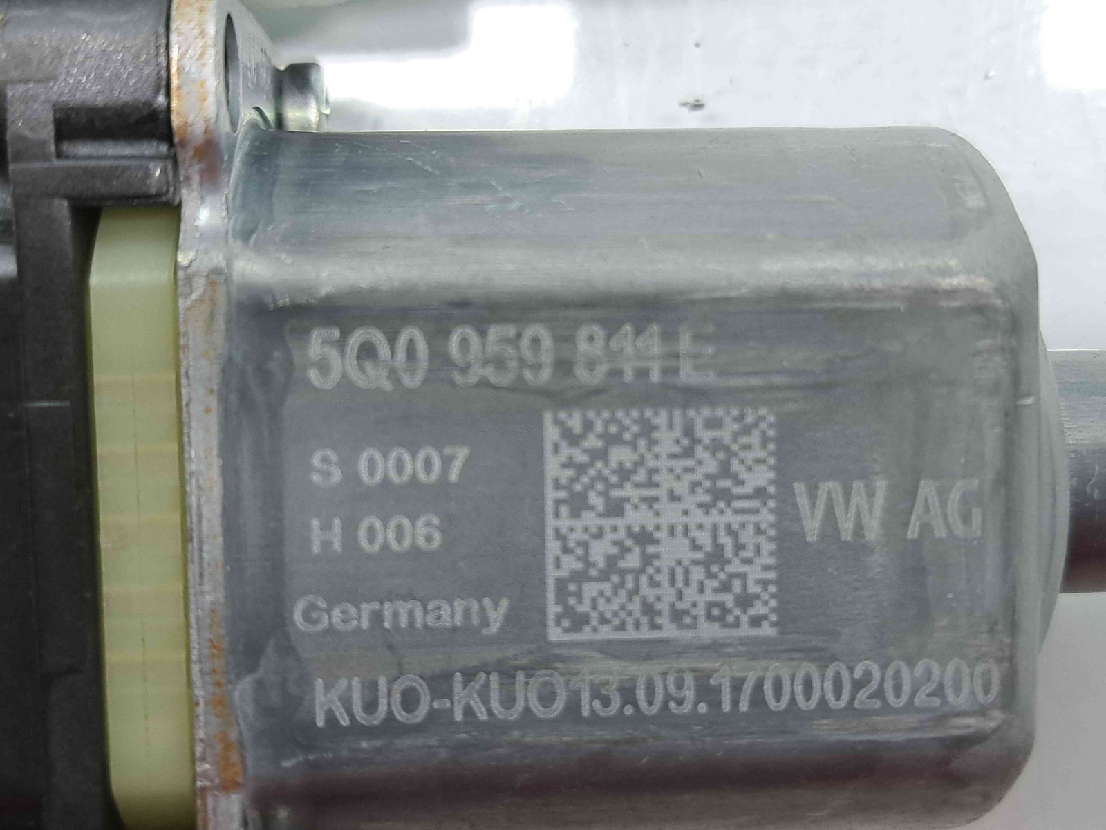 Motoras geam stanga spate Seat Leon ST Combi (5F8) [Fabr 2013-2018] facelift 5Q0959811E - imagine 4