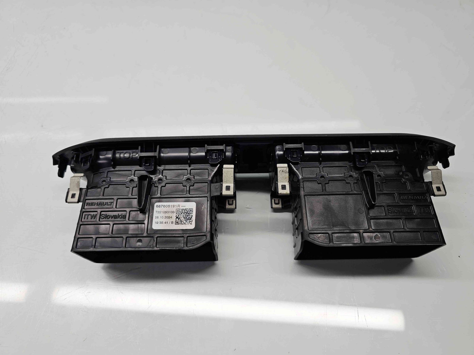 Grila aerisire centrala Dacia Jogger facelift [Fabr 2021-2025] 687606191R - imagine 6