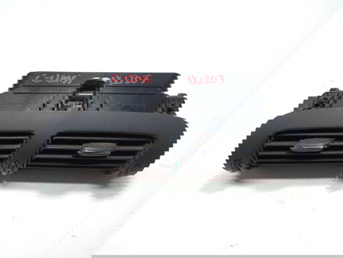 Grila aerisire consola centrala A2038300354 Mercedes C220 (W203) 2.2 CDI 2000-2007