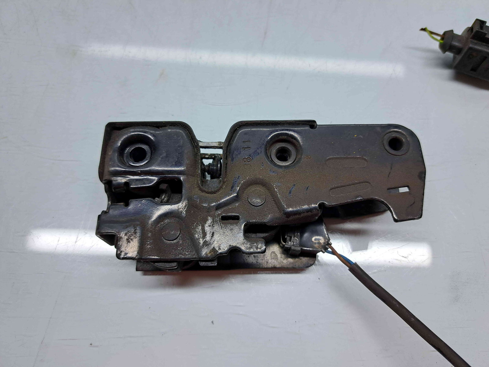 Broasca capota Audi A4 (8K2, B8) [Fabr 2008-2015] 8K0823509D - imagine 3