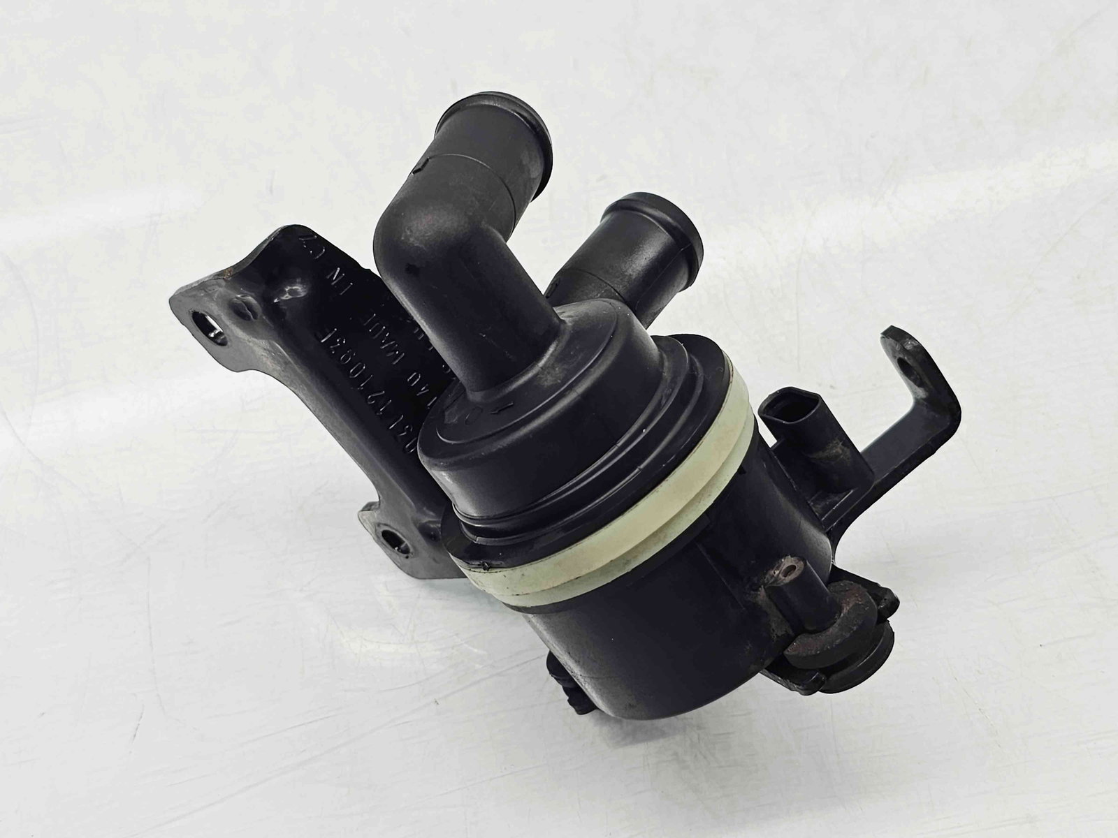 Pompa recirculare apa Audi A4 (8K2, B8.5) Facelift [Fabr 2008-2015] 5N0965561A 2.0 TDI CJCA 105KW / 143CP - imagine 4