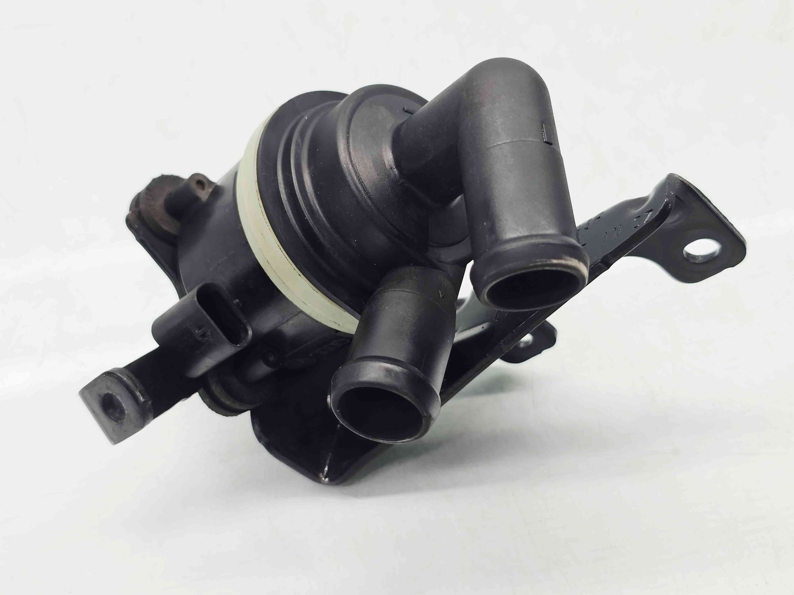 Pompa recirculare apa Audi A4 (8K2, B8.5) Facelift [Fabr 2008-2015] 5N0965561A 2.0 TDI CJCA 105KW / 143CP - imagine 5