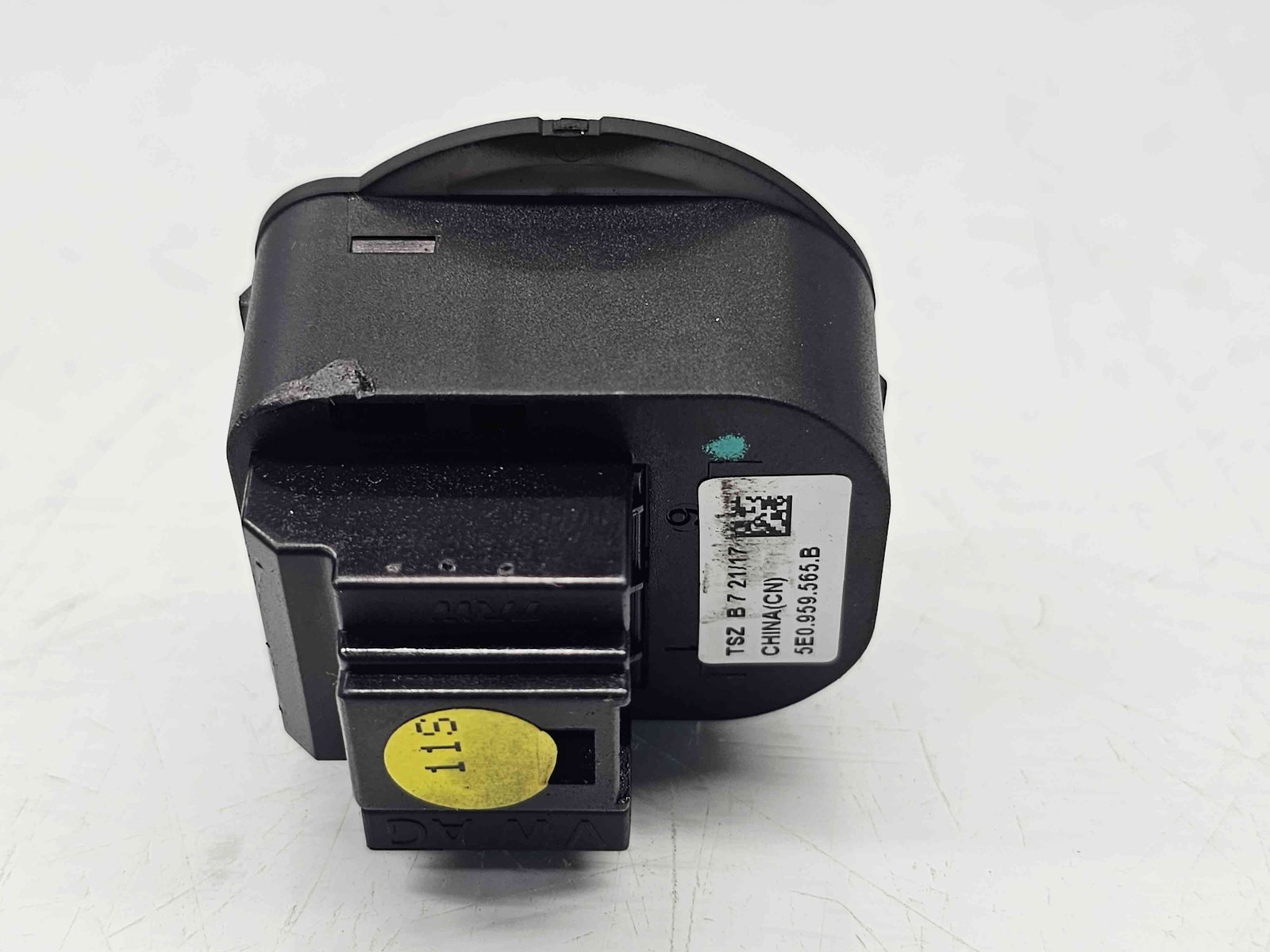 Buton reglaj oglinzi Skoda Octavia 3 (5E3) Facelift [Fabr 2012-2020] 5E0959565B - imagine 2