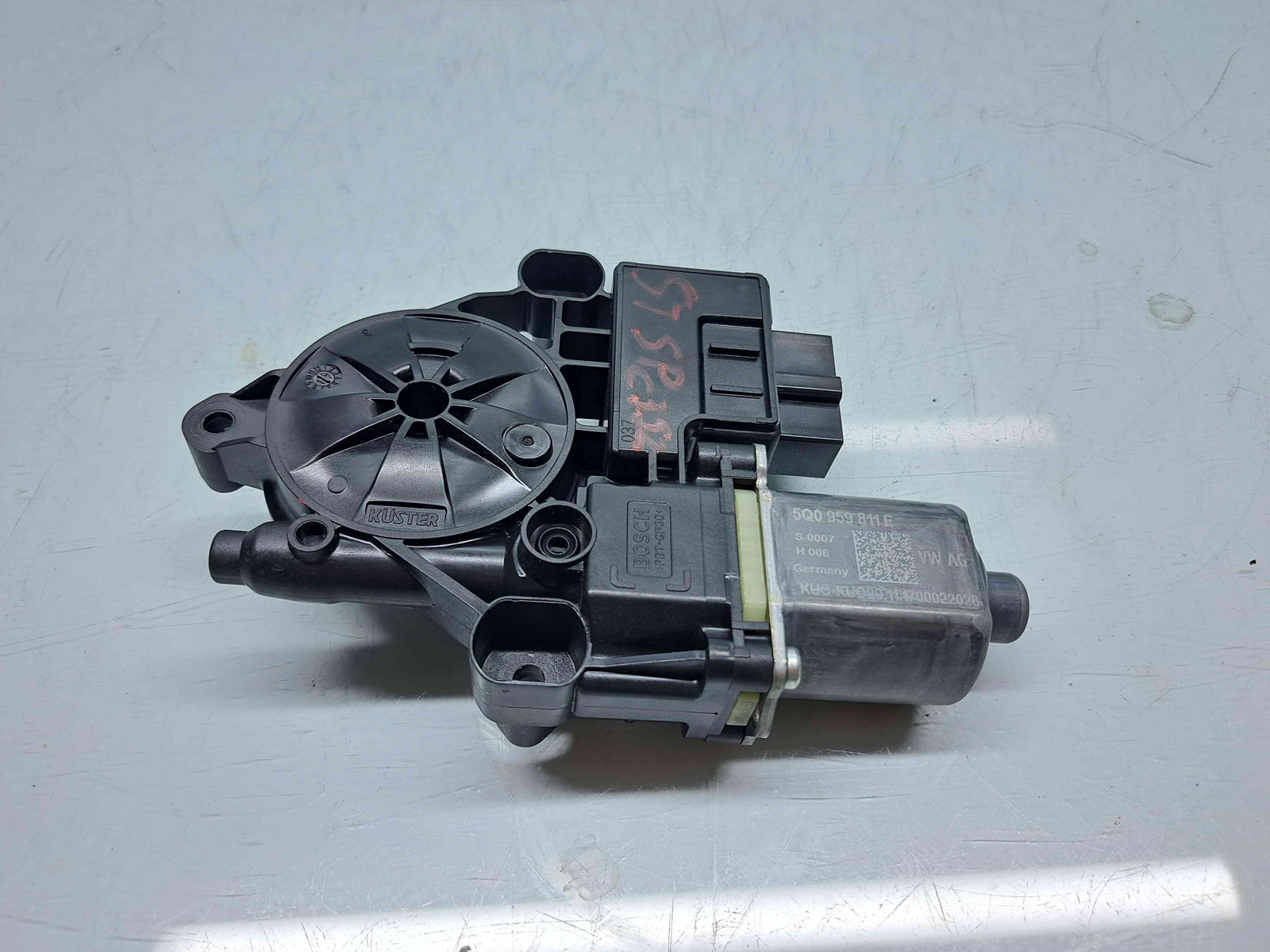 Motoras geam stanga spate Skoda Octavia 3 (5E3) Facelift [Fabr 2012-2020] 5Q0959811E - imagine 1