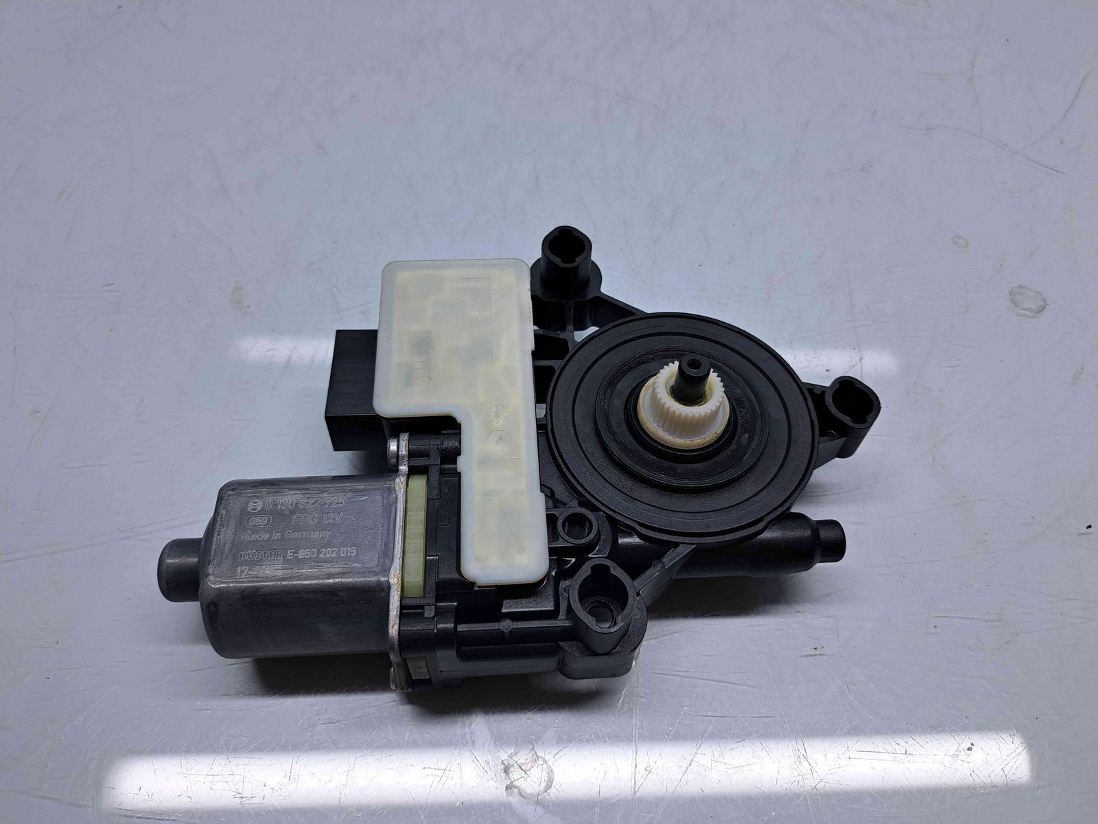 Motoras geam stanga spate Skoda Octavia 3 (5E3) Facelift [Fabr 2012-2020] 5Q0959811E - imagine 3