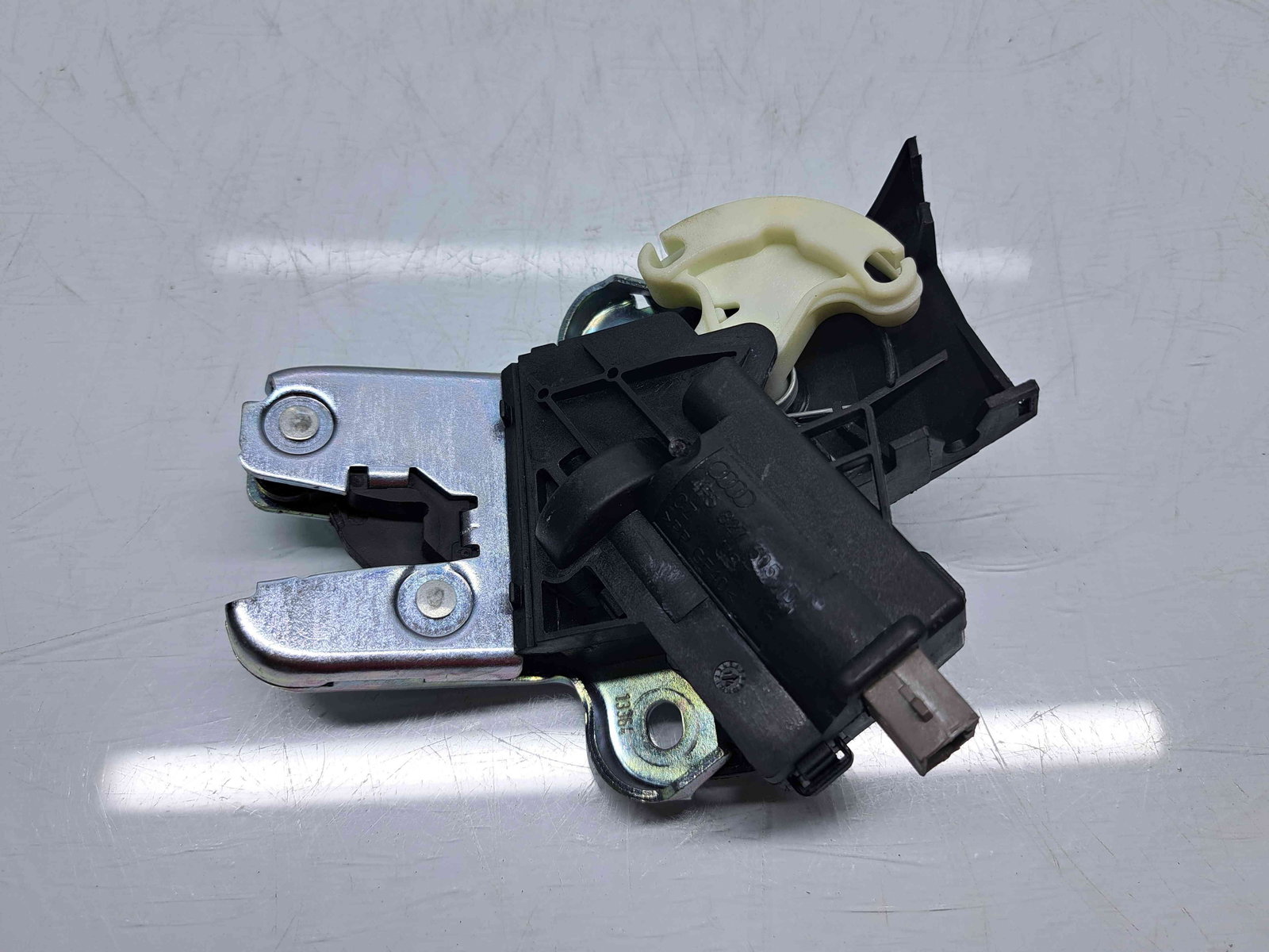 Broasca capota spate Volkswagen Passat CC (358) Facelift [Fabr 2012-2016] 4F5827505D - imagine 3
