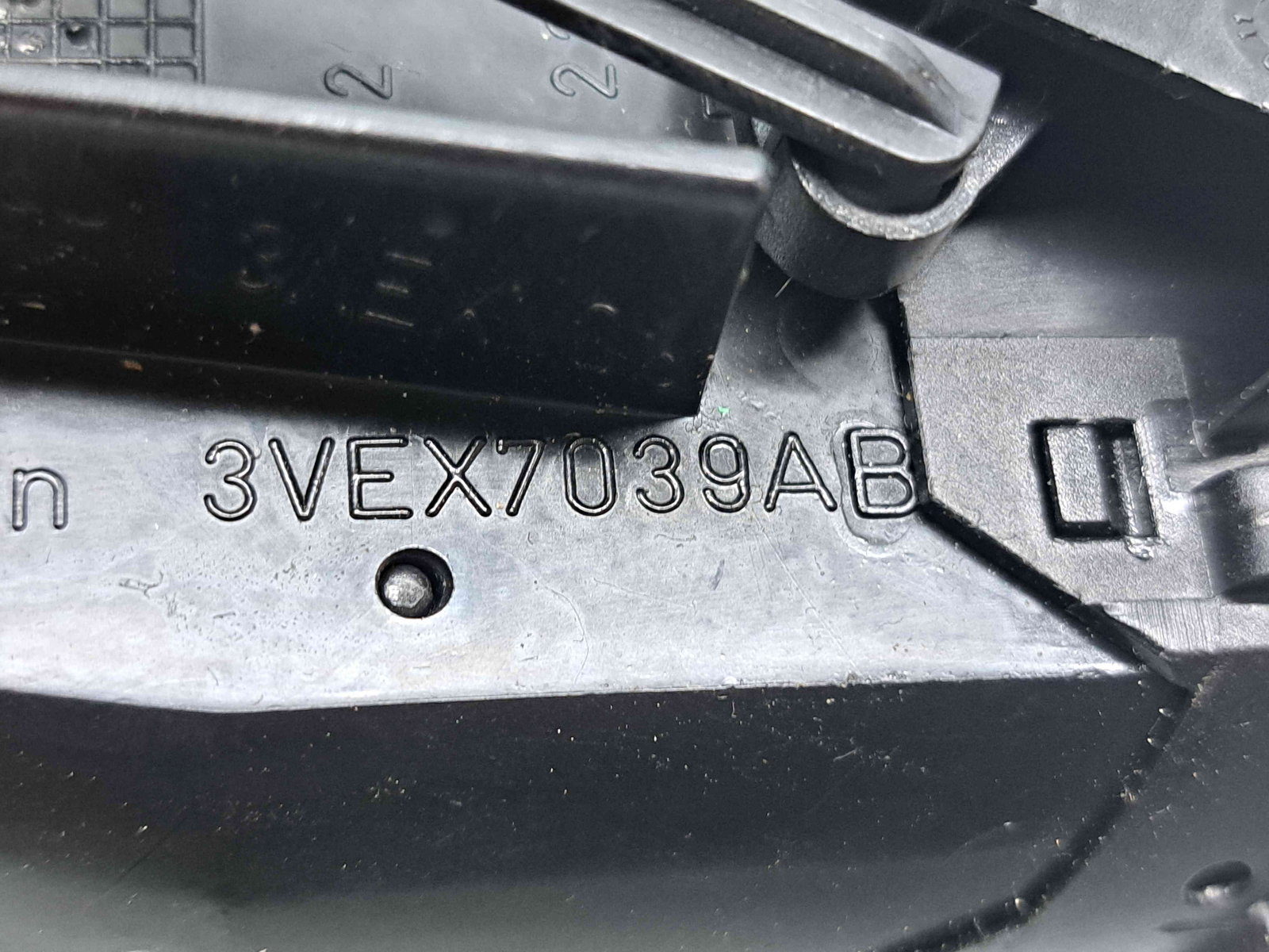 Grila aerisire centrala Volkswagen Caddy 3 (2KA, 2KH) [Fabr 2004-2010] 8VEX7039AB - imagine 4