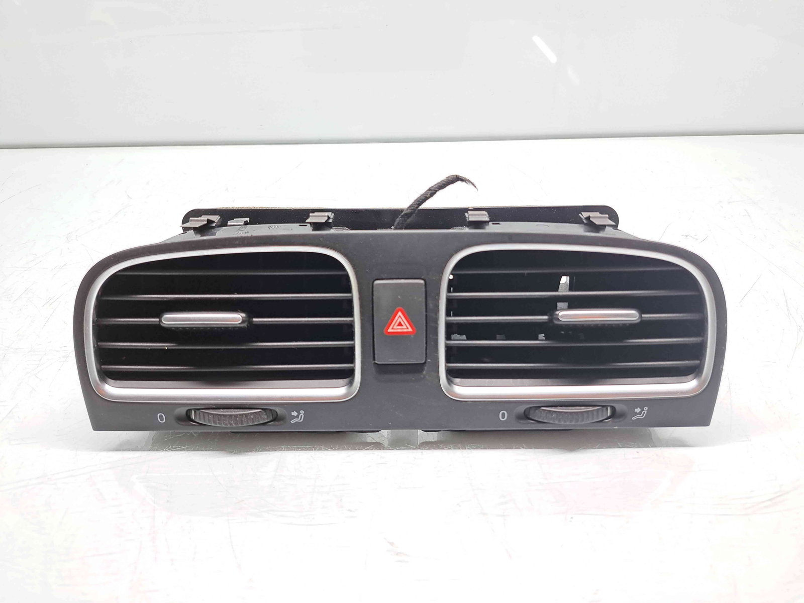 Grila aerisire centrala Volkswagen Golf 6 (5K1) [Fabr 2009-2013] 5K0815735D