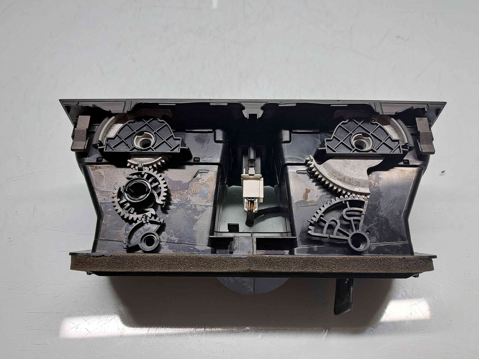 Grila aerisire centrala Volkswagen Golf 6 (5K1) [Fabr 2009-2013] 5K0815735D - imagine 3