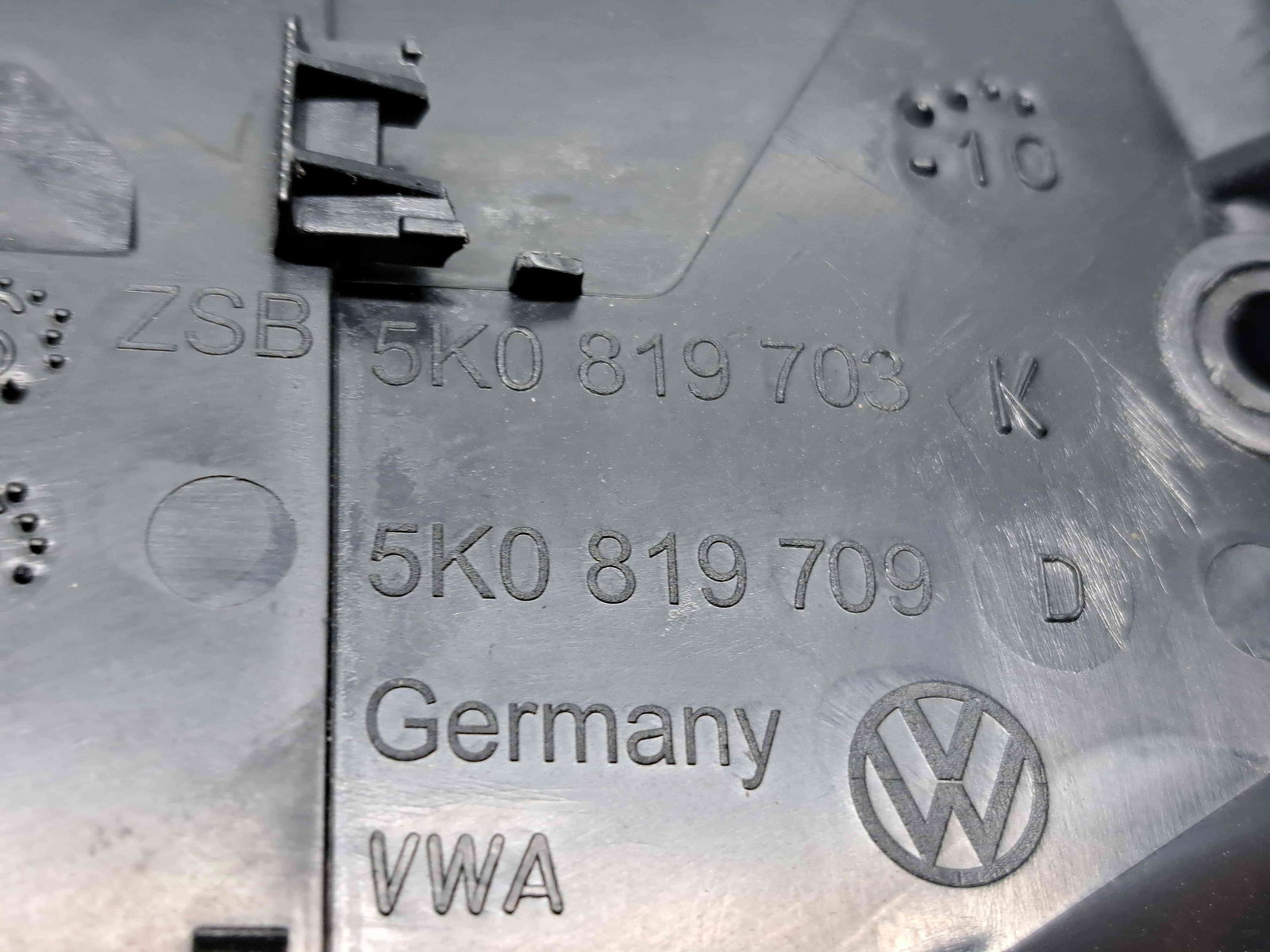 Grila aerisire dreapta Volkswagen Golf 6 (5K1) [Fabr 2009-2013] 5K0819703K - imagine 5