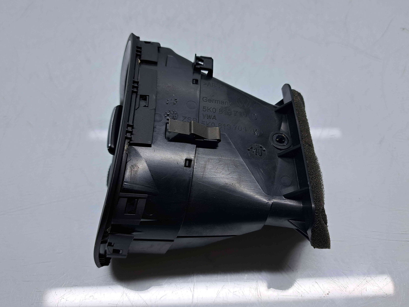 Grila aerisire stanga Volkswagen Golf 6 (5K1) [Fabr 2009-2013] 5K0819710D - imagine 2