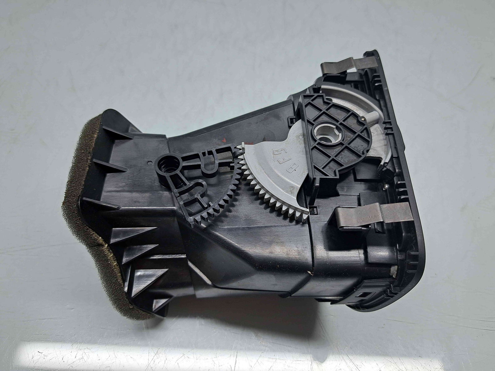 Grila aerisire stanga Volkswagen Golf 6 (5K1) [Fabr 2009-2013] 5K0819710D - imagine 3