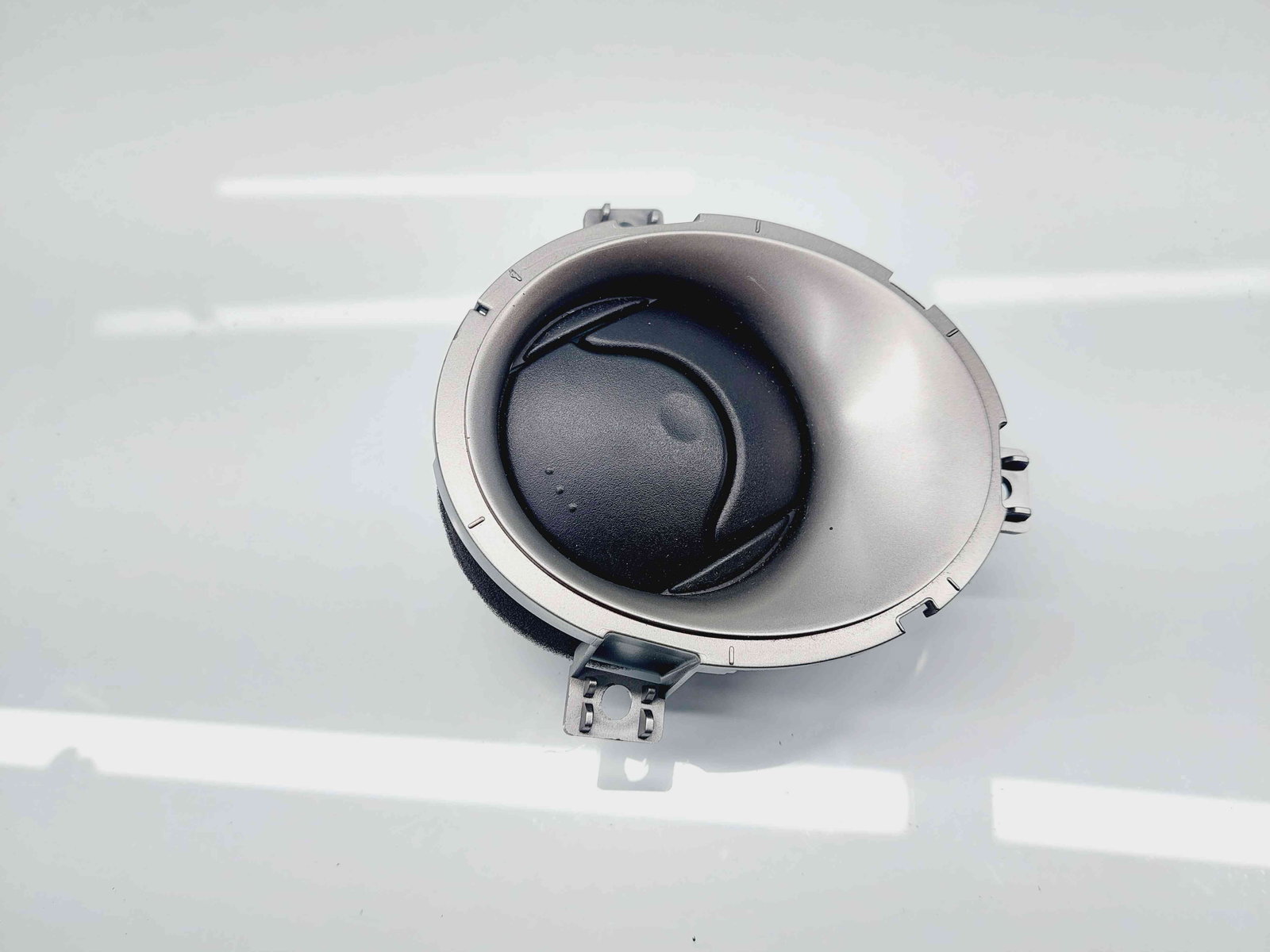 Grila aerisire stanga Nissan Juke [Fabr 2010-2014] Hatchback 687611KE0A - imagine 1