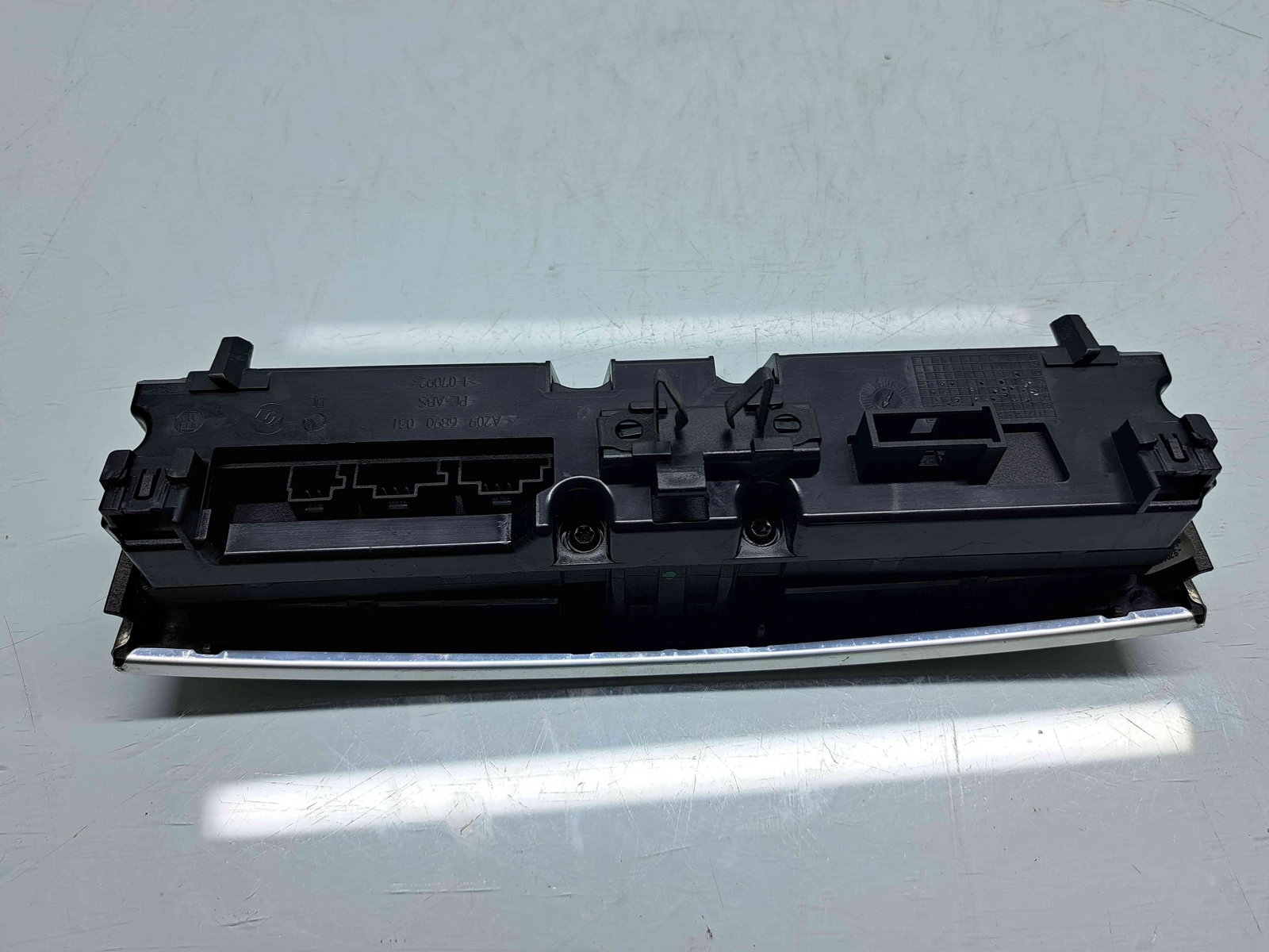 Butoane comenzi consola centrala Mercedes Clasa CLK (C209) [Fabr 2002-2009] A2096890031 - imagine 3