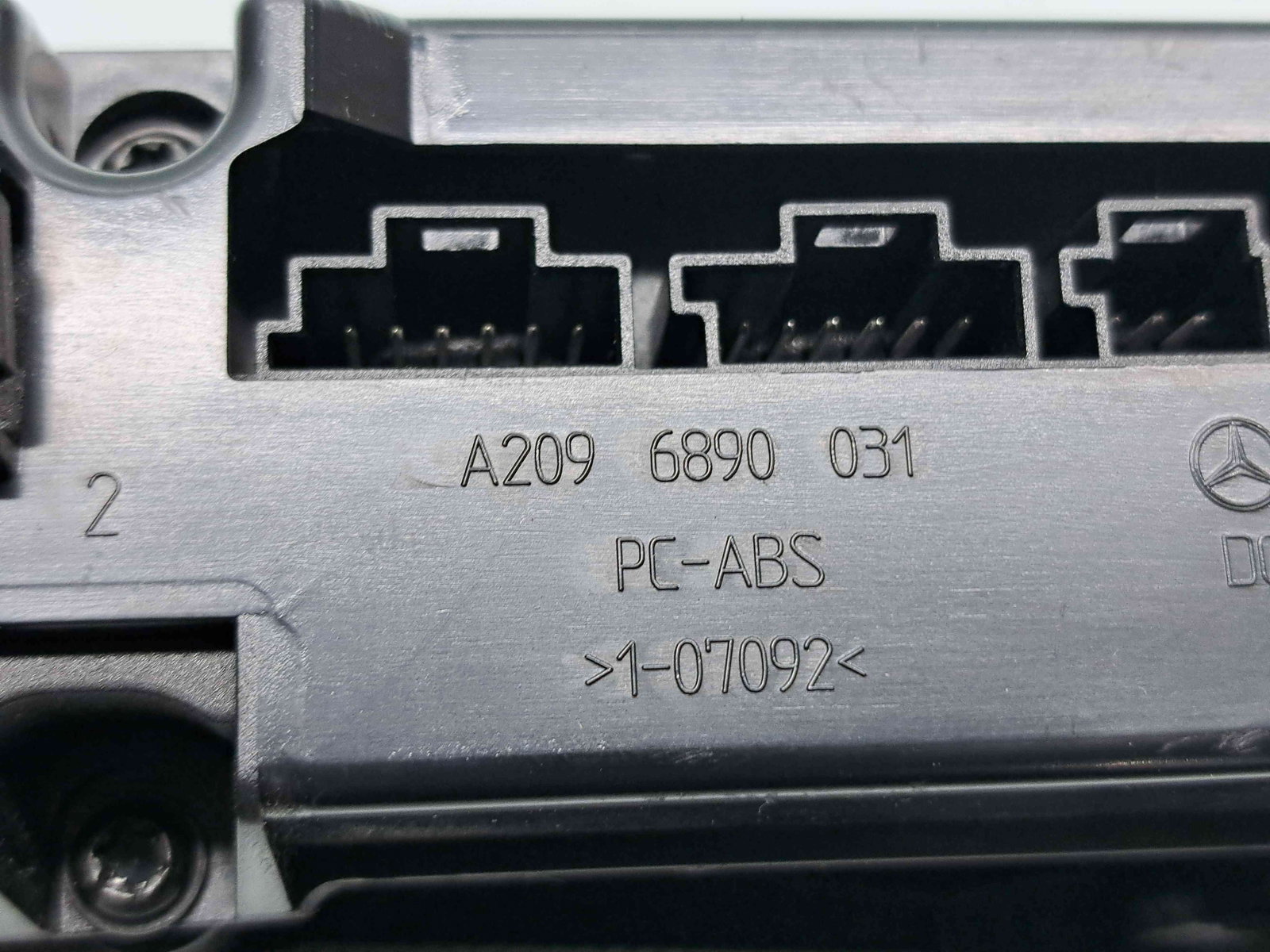 Butoane comenzi consola centrala Mercedes Clasa CLK (C209) [Fabr 2002-2009] A2096890031 - imagine 4