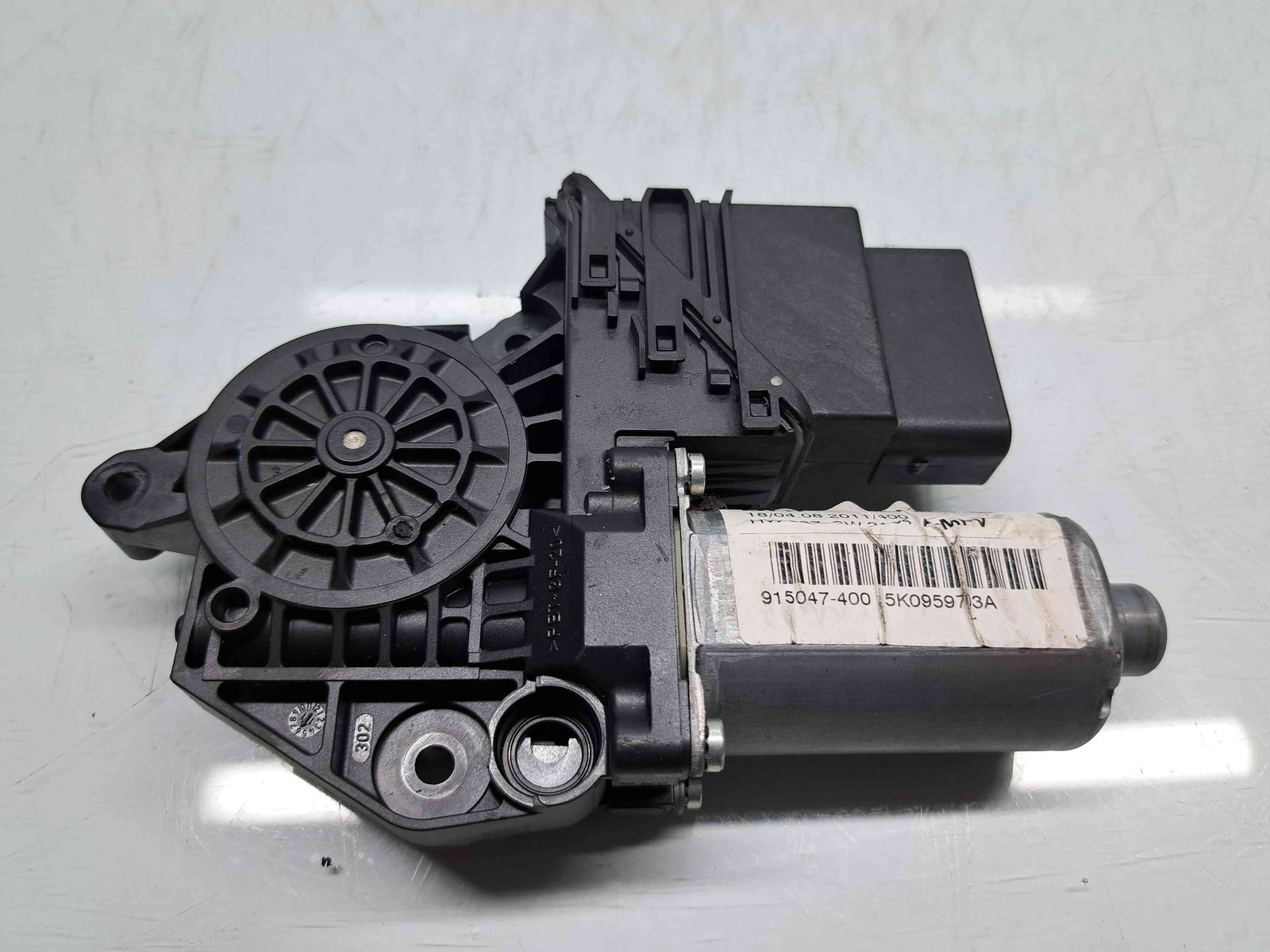 Motoras geam stanga spate Volkswagen Touran II (1T3) [Fabr 2010-2015] 5K0959703A