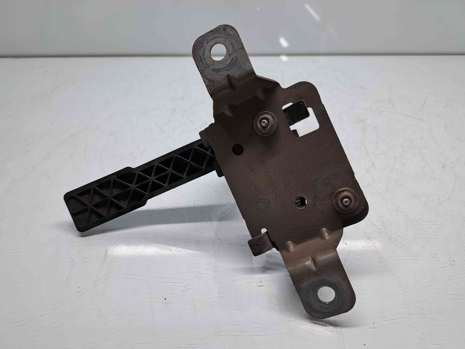 Maner deschidere capota Renault Scenic 3 [Fabr 2009-2015] 651300006R - imagine 1