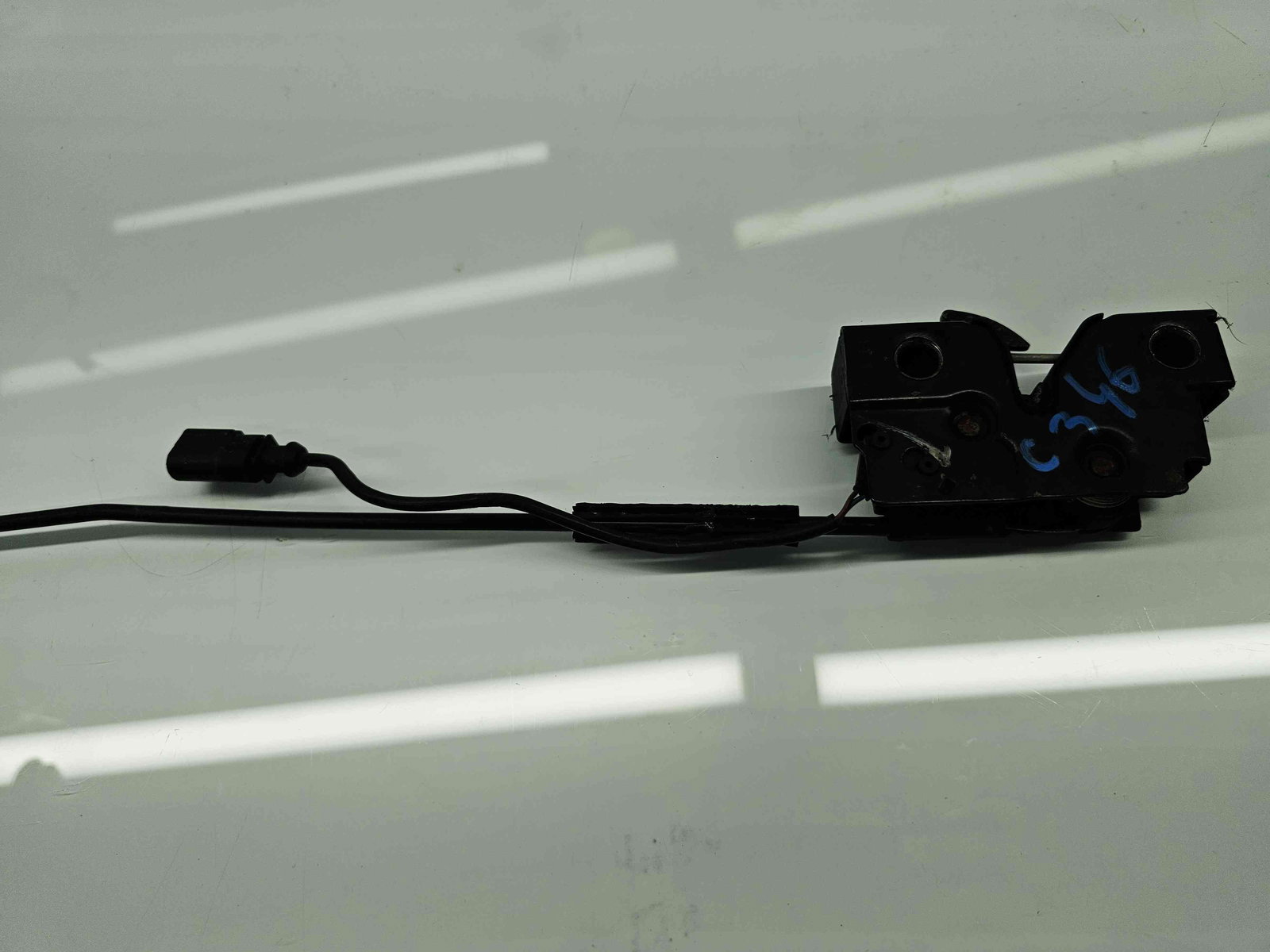 Broasca capota Volkswagen Polo (6R) [Fabr 2009-2016] OEM - imagine 2