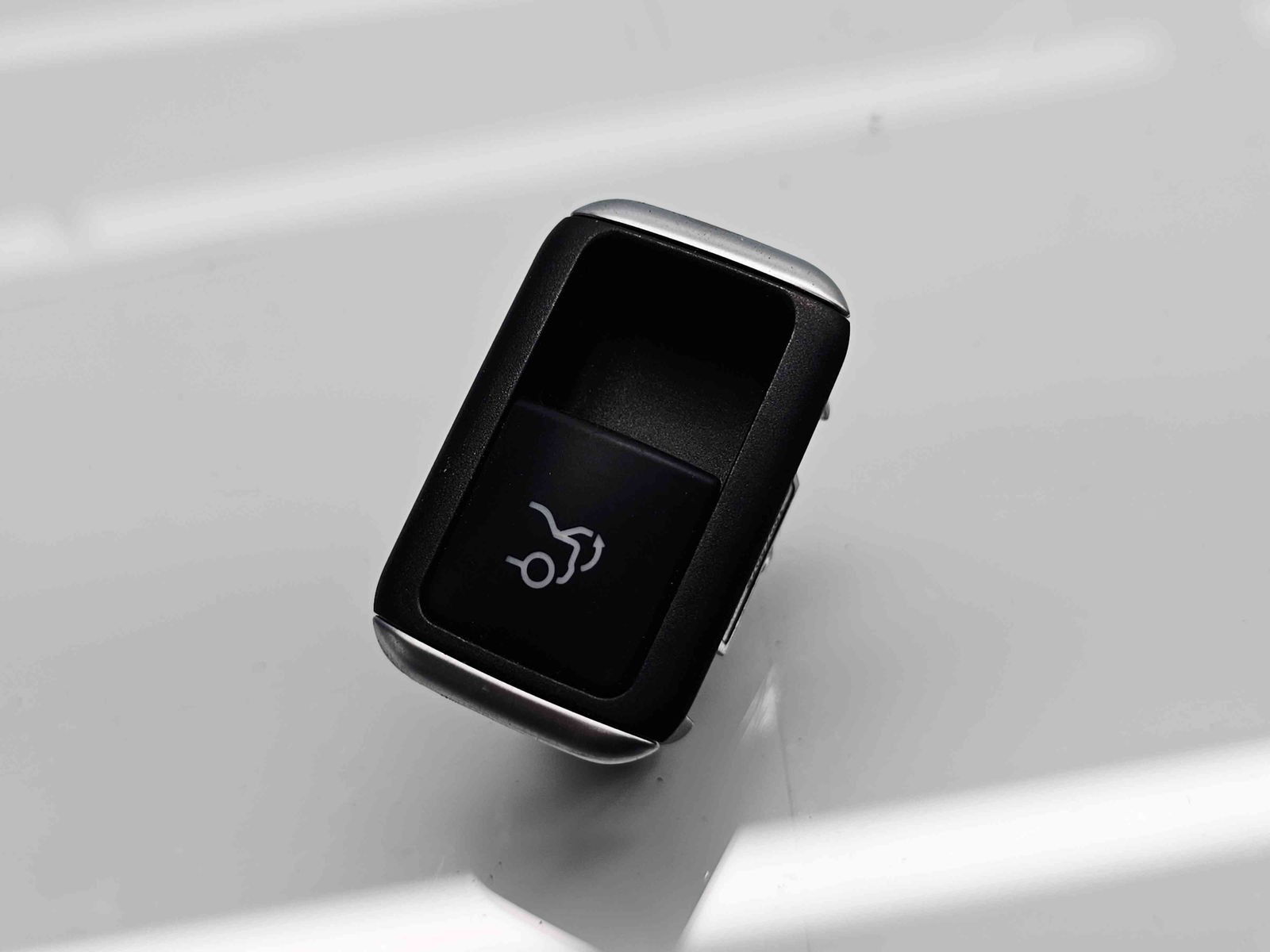 Buton deschidere portbagaj Mercedes Clasa E (W212) [Fabr 2009-2016] [Fabr 2011-2015] A2129059200 - imagine 1