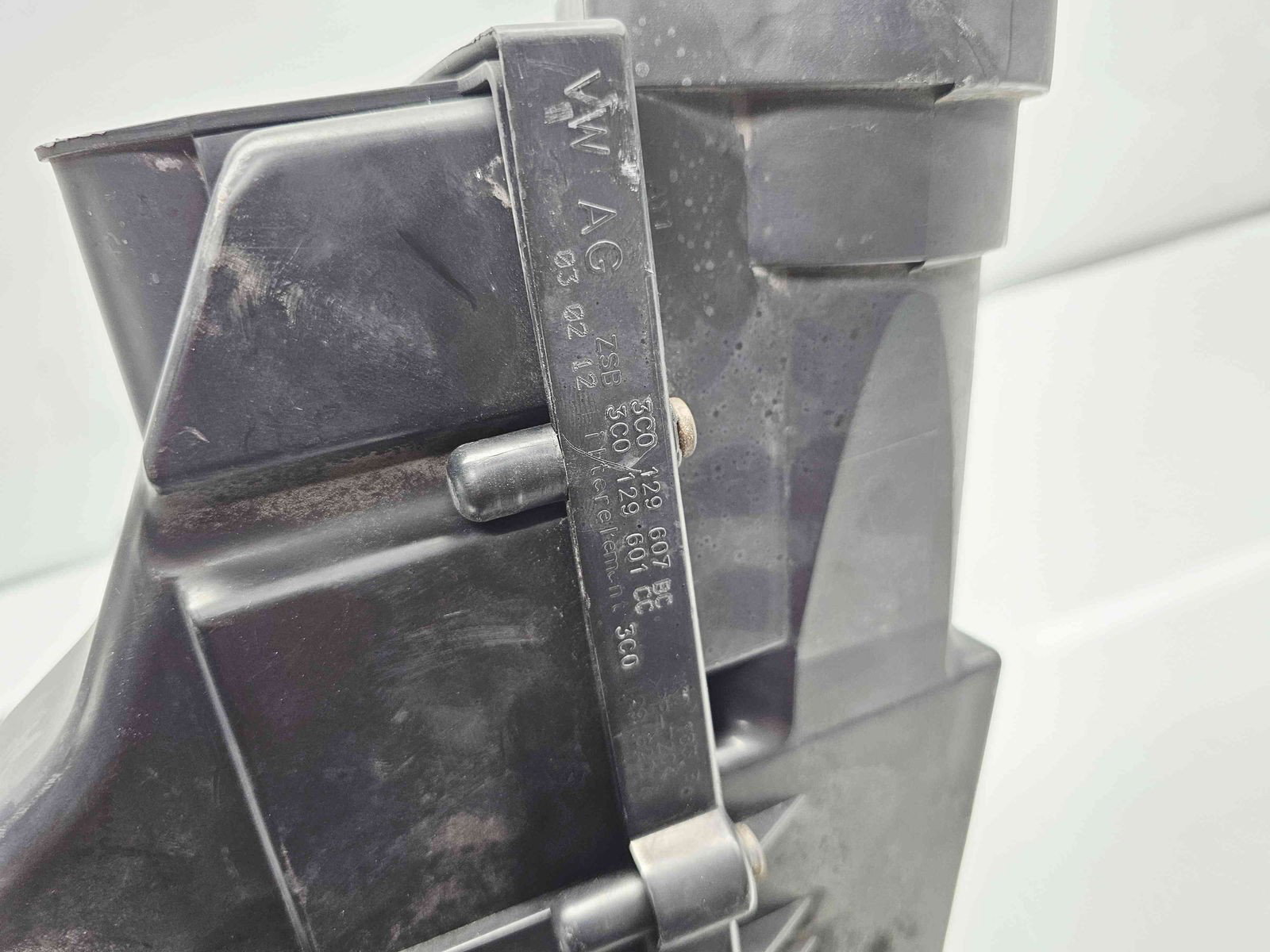 Carcasa filtru aer AUDI A3 Sportback (8PA) [Fabr 2004-2013] 3C0129607BC 2.0 TDI CFHC 103KW / 140CP - imagine 1