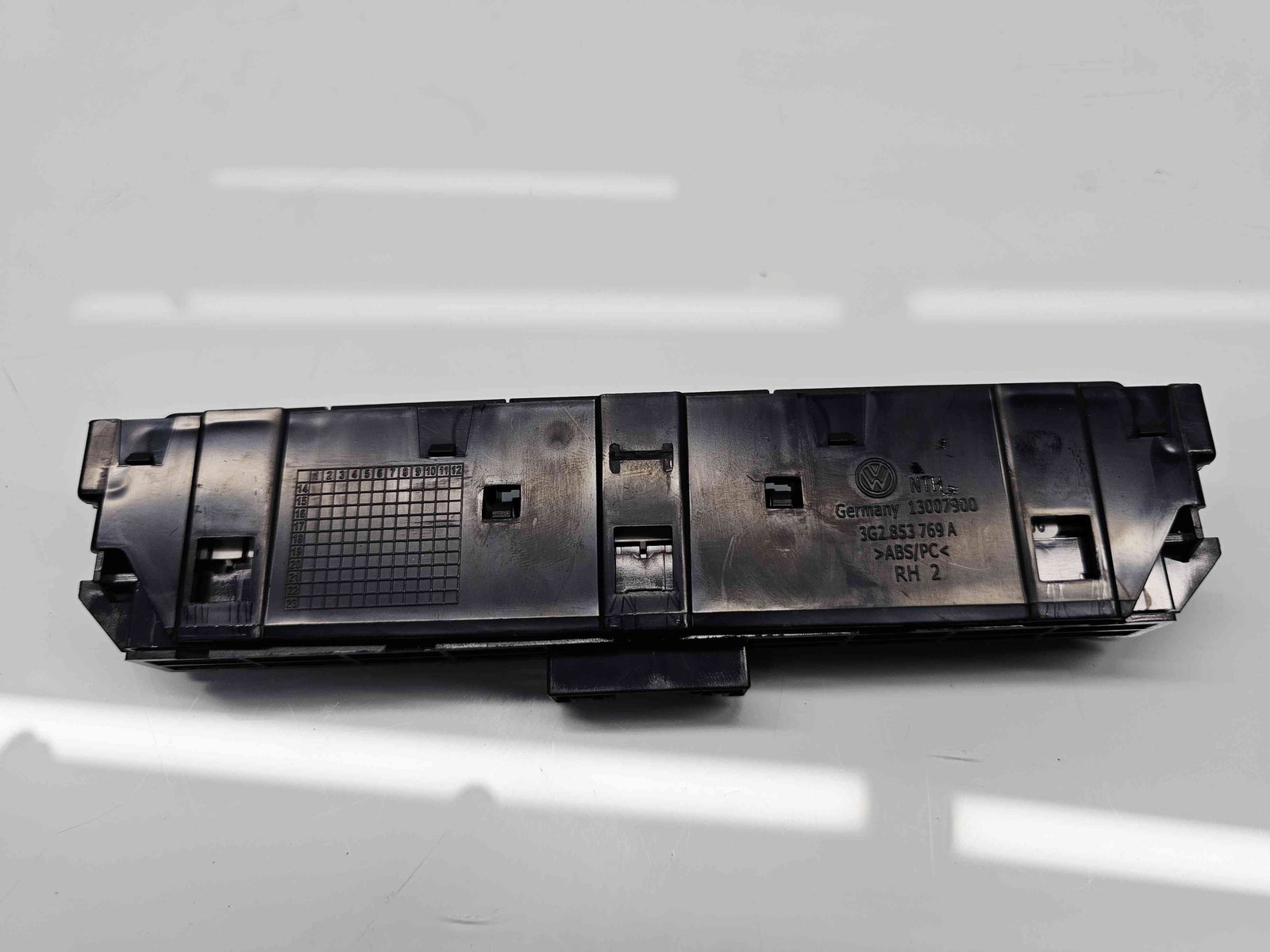 Buton avarii Volkswagen Passat B8 (3G2) [Fabr 2015-prezent] 3G2853769A - imagine 2