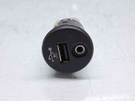  Conector auxiliar USB Nissan Qashqai Facelift (2) [Fabr 2009-2013] OEM