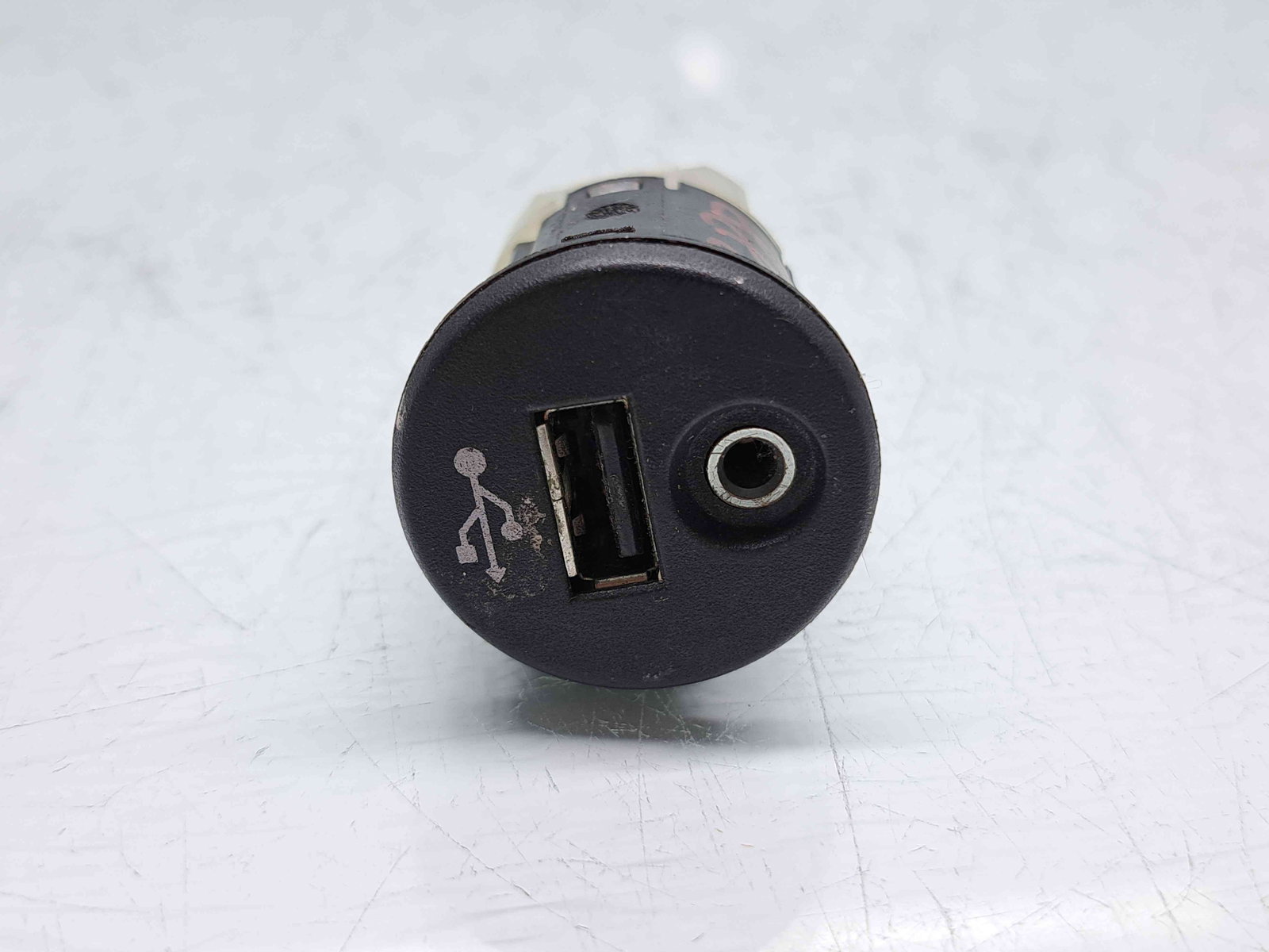 Conector auxiliar USB Nissan Qashqai Facelift (2) [Fabr 2009-2013] OEM - imagine 1