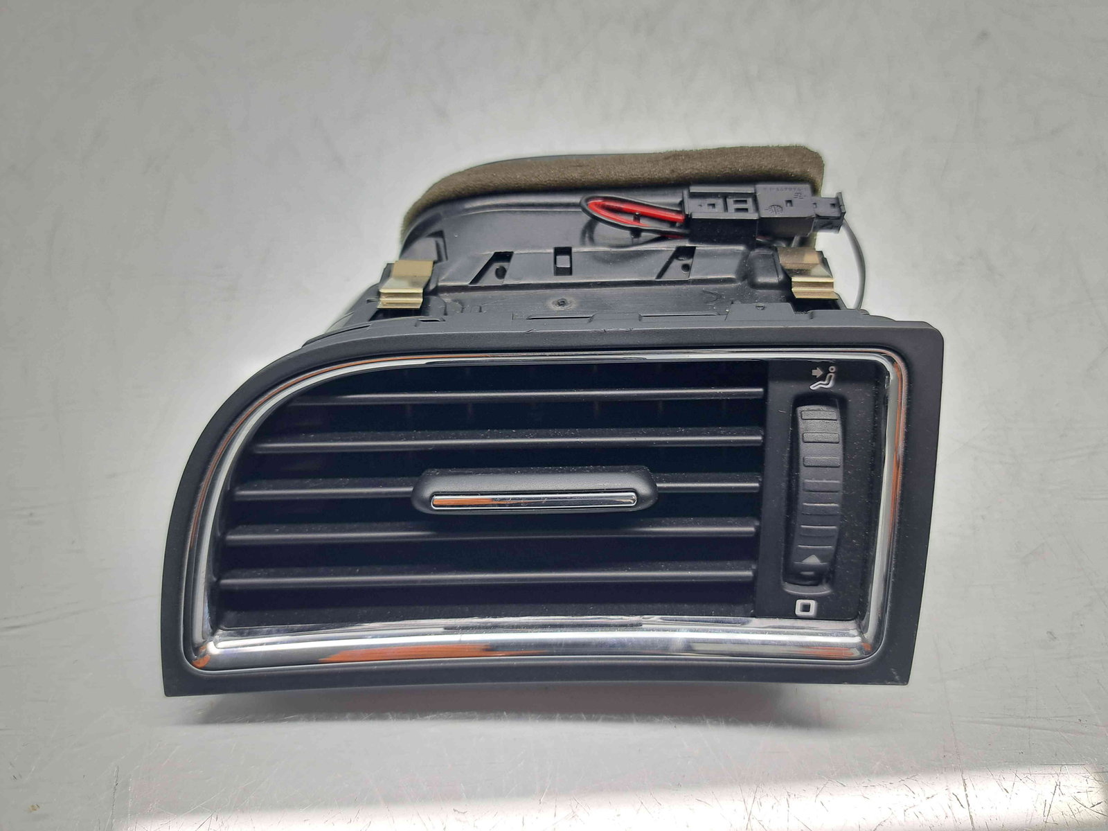 Grila aerisire stanga Skoda Superb II Combi (3T5) Facelift [Fabr 2009-2015] 3T0819701 - imagine 1